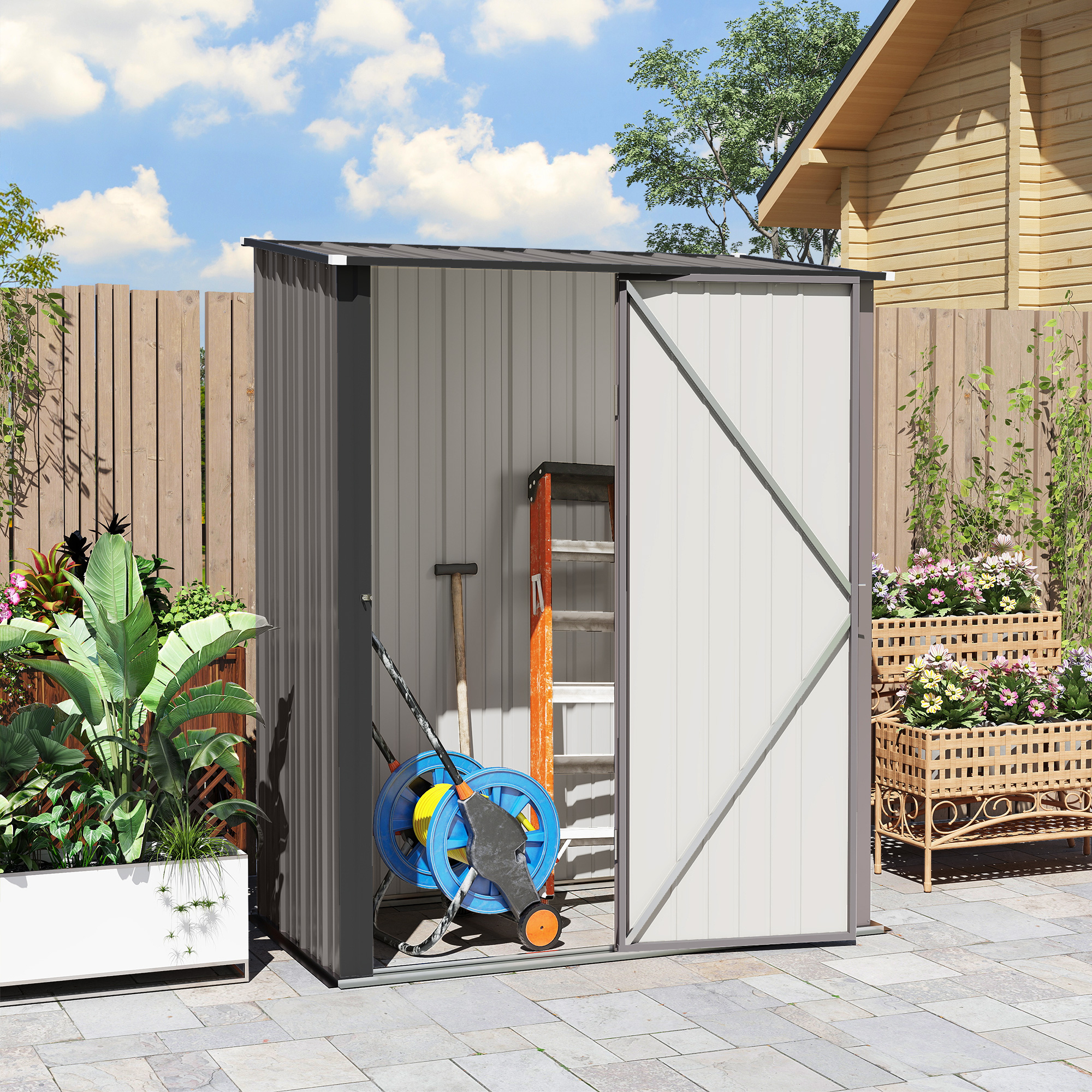 Un capanno da giardino con porta aperta, ordinato con scala e attrezzi.