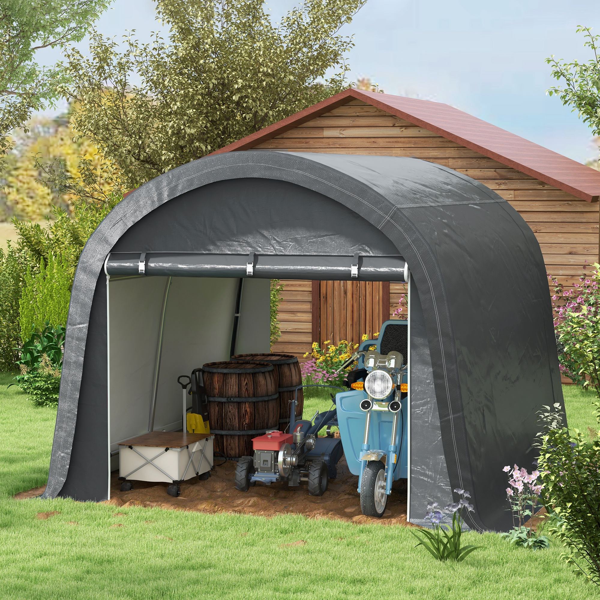 Tenda portaoggetti grigia con scooter blu, motocoltivatore, barili.