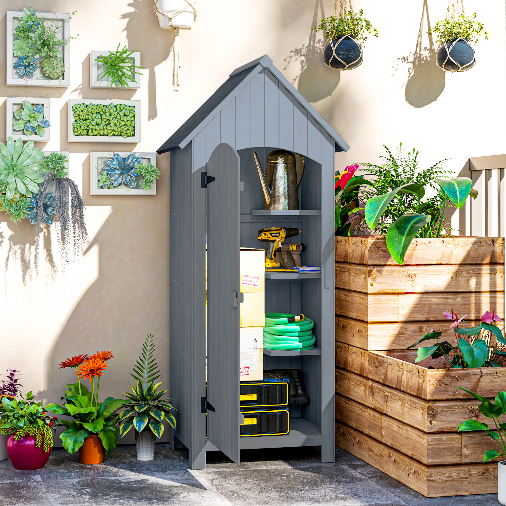 Capanno da giardino grigio con ante aperte, attrezzi, tubo e piante all'esterno.