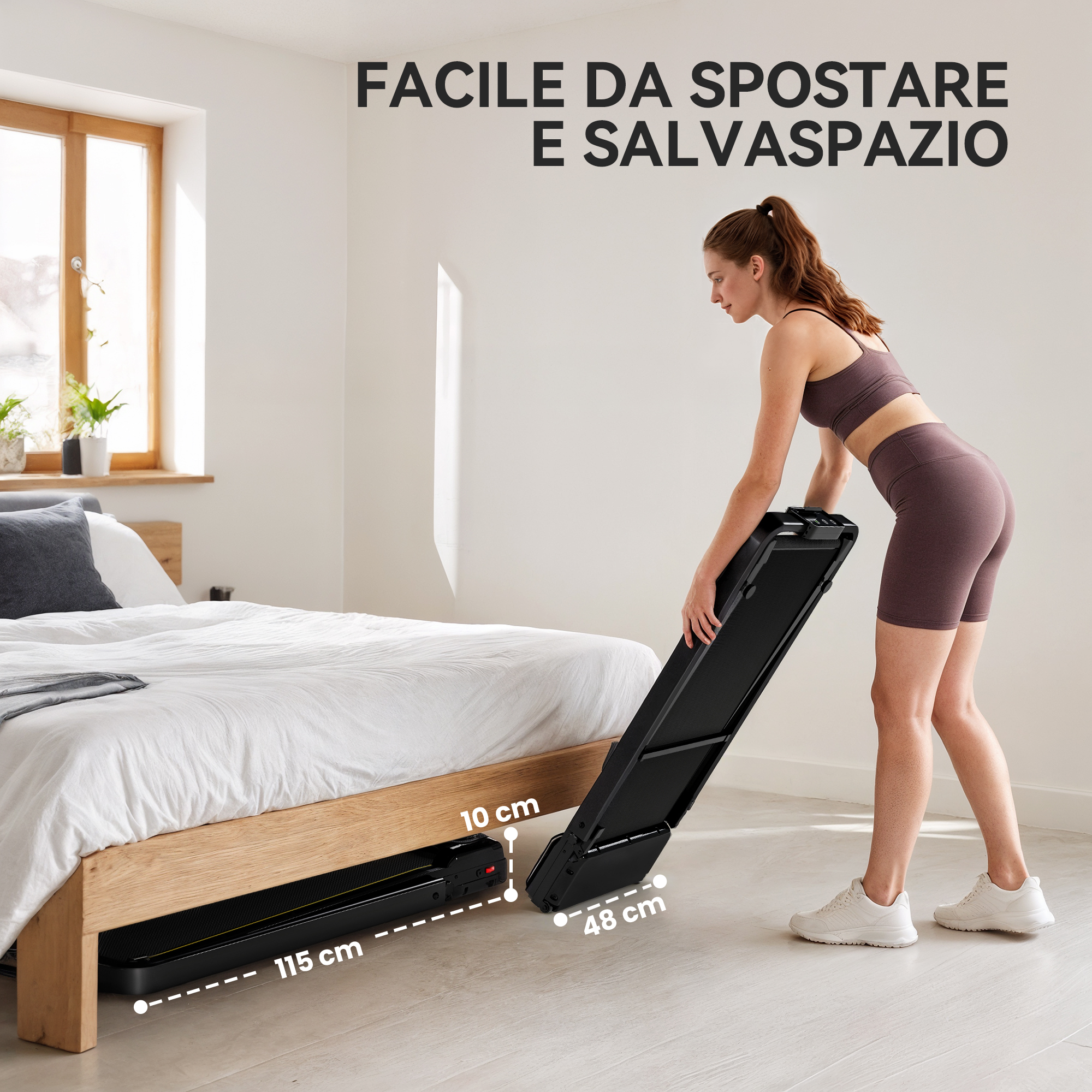 Una donna fa scorrere un tapis roulant nero sotto un letto. Vengono mostrate le misure.