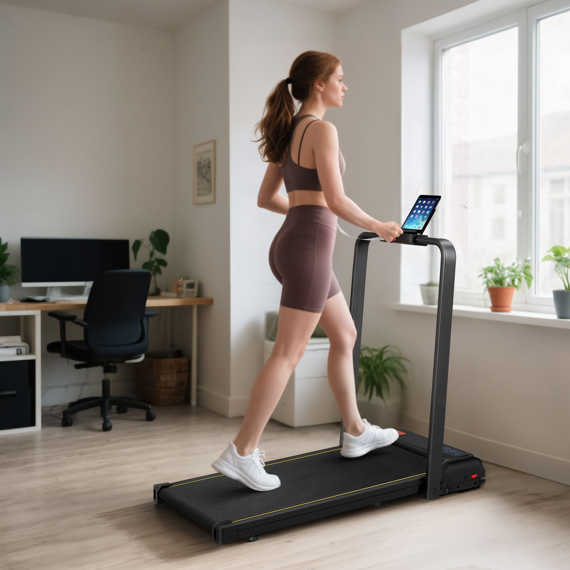 Donna corre su tapis roulant con tablet in ufficio a casa.