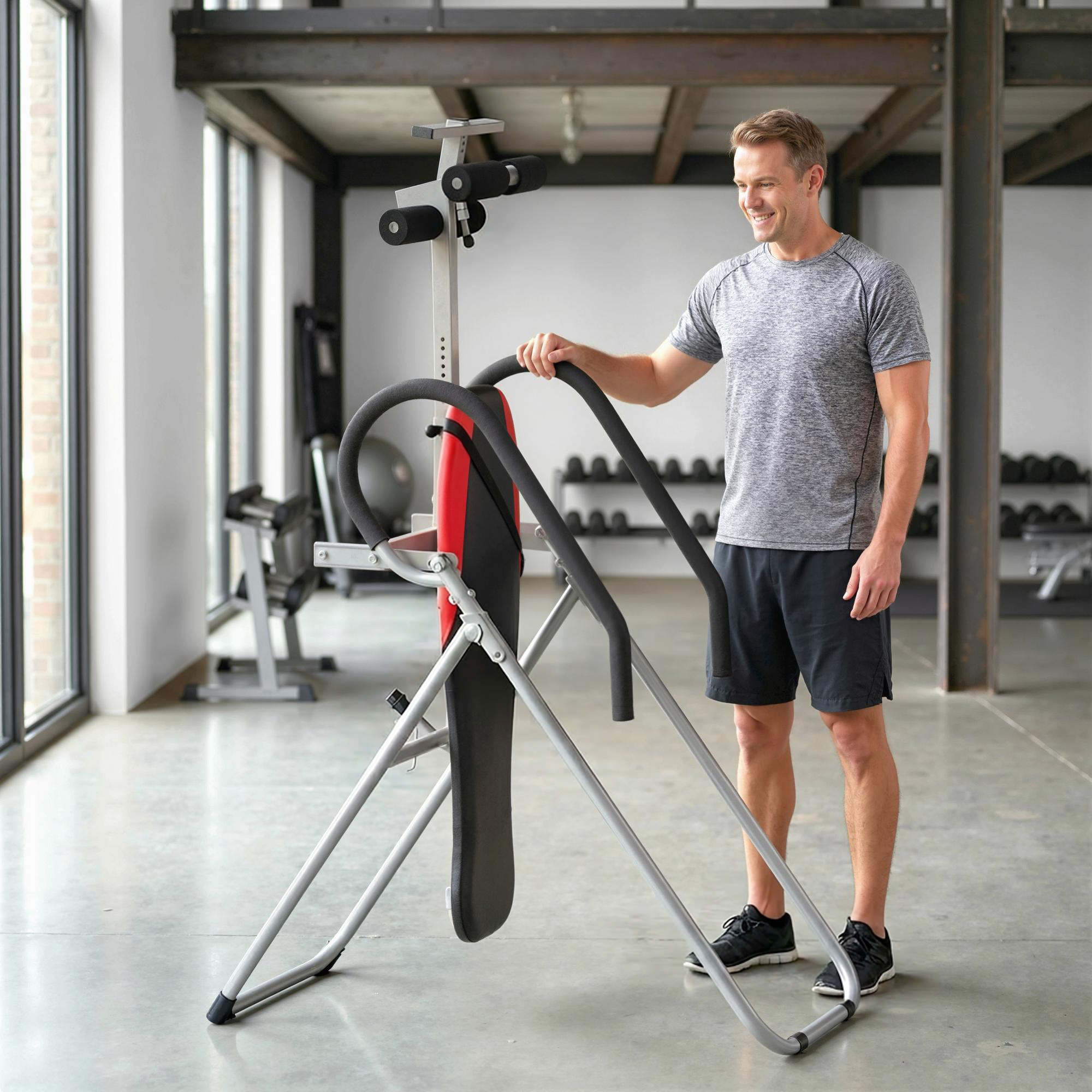 Un uomo in una palestra accanto a una macchina per pesi e schiena.
