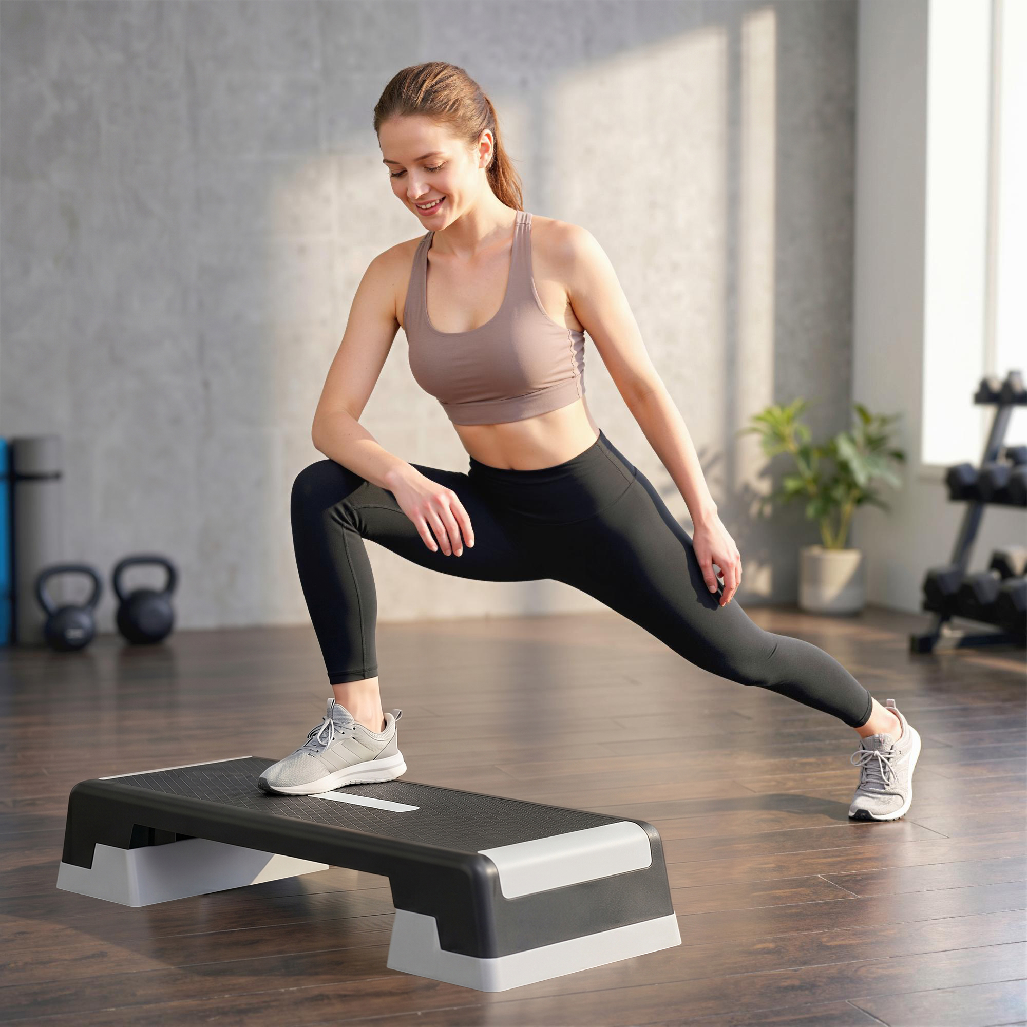 Una donna si allunga su uno step aerobico in palestra.