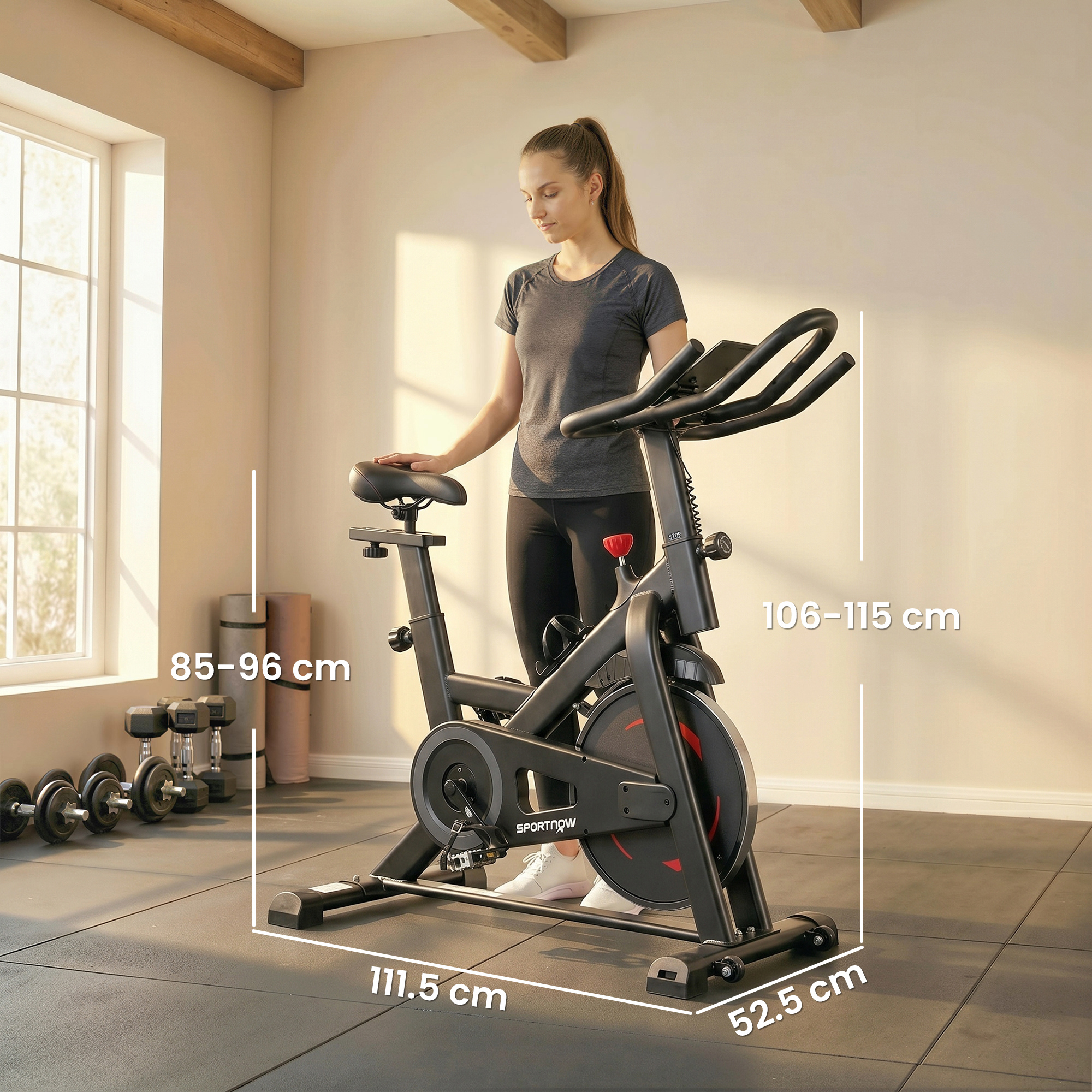 Una donna è accanto a una cyclette nera in una palestra.