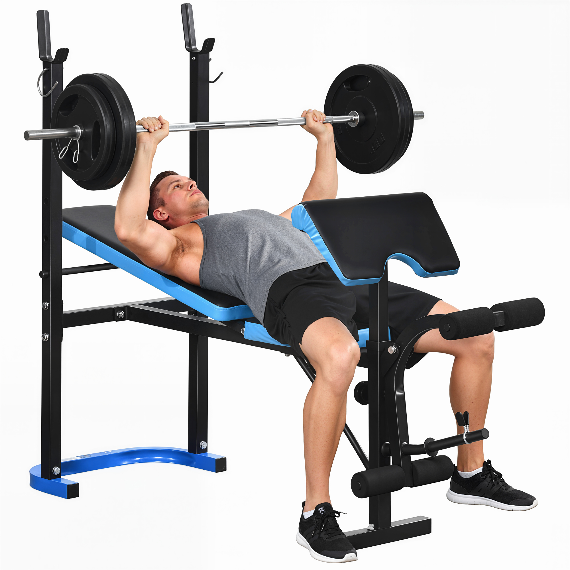 Uomo sdraiato su panca da palestra, solleva bilanciere con pesi. Panca nera con dettagli blu.