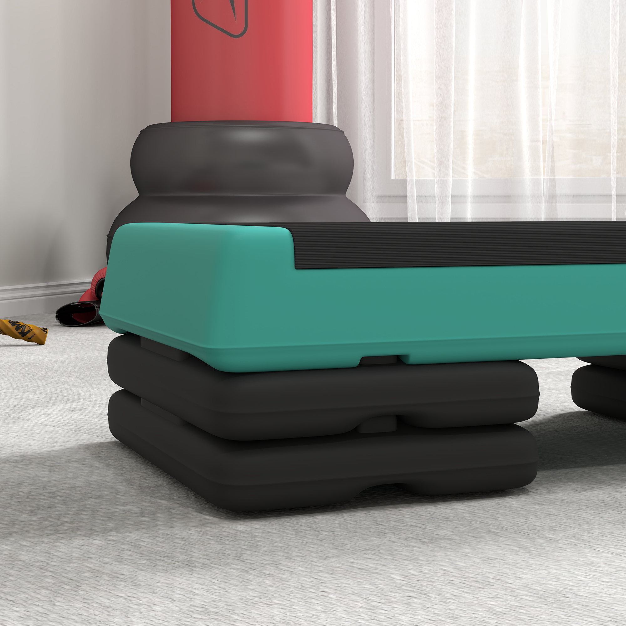 Un step aerobico turchese e nero su rialzi si trova su un tappeto. Vicino ci sono guantoni da boxe e un oggetto giallo.