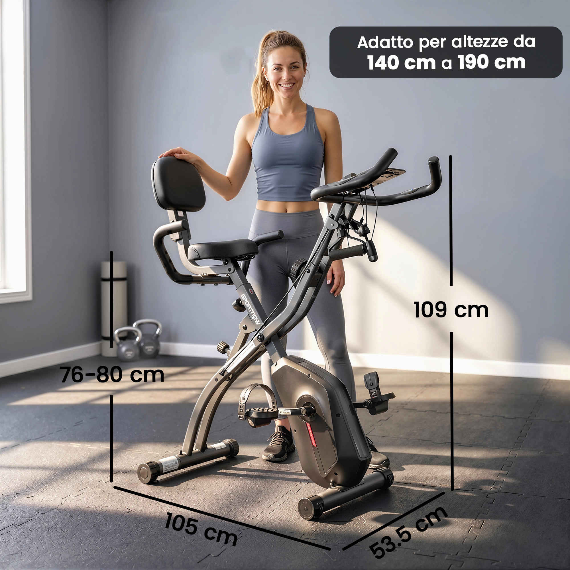 Una donna è accanto a una cyclette. Le dimensioni sono indicate.