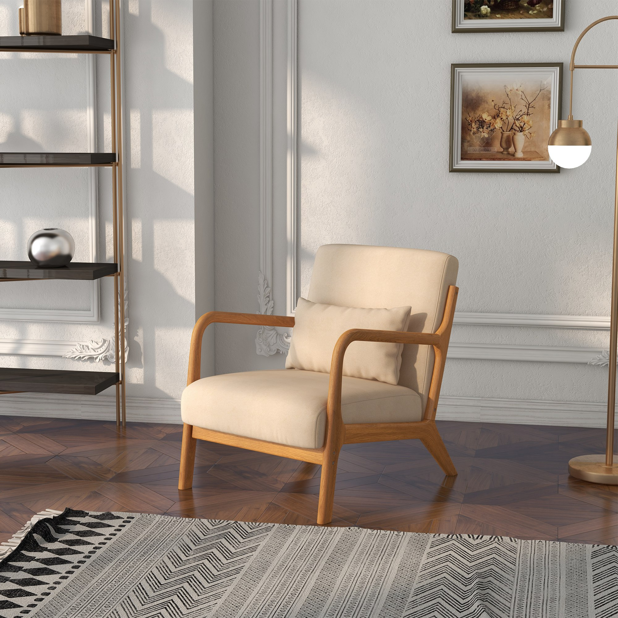 Una poltrona beige con accenti in legno si trova su un pavimento in legno vicino a una mensola.