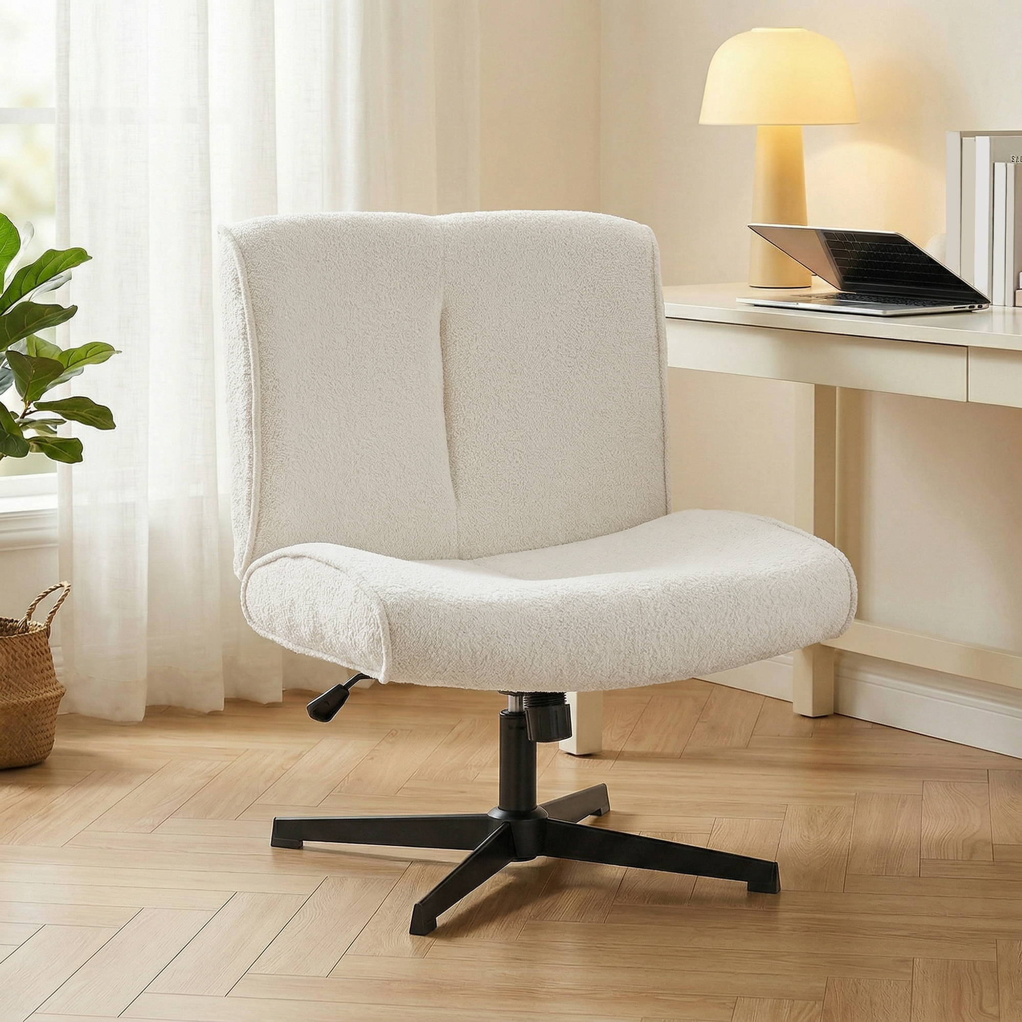 Una sedia da ufficio bianca e soffice con base nera su pavimento in legno. Dietro, una scrivania con laptop.
