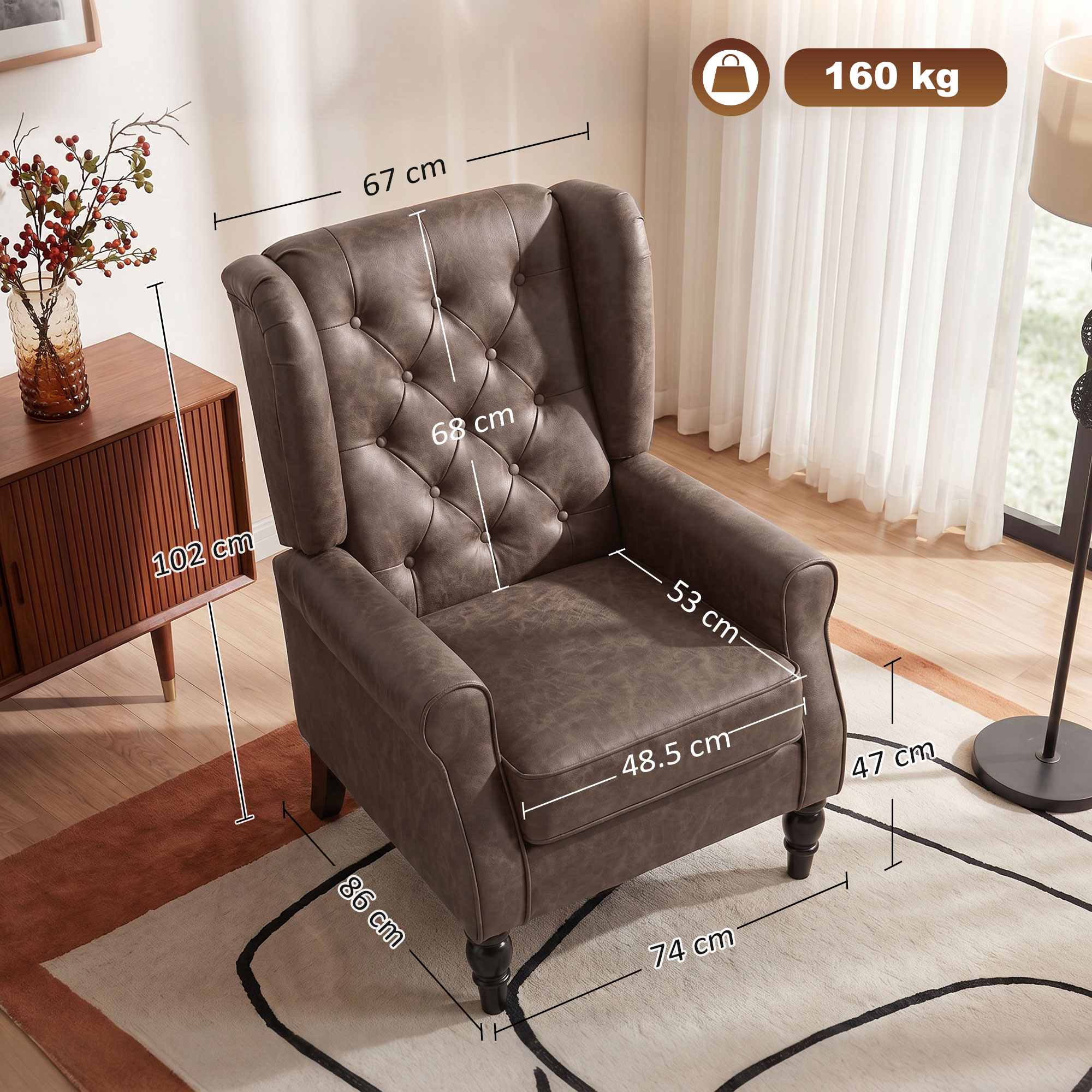 Una poltrona in pelle marrone con dimensioni, accanto a una credenza e un vaso.