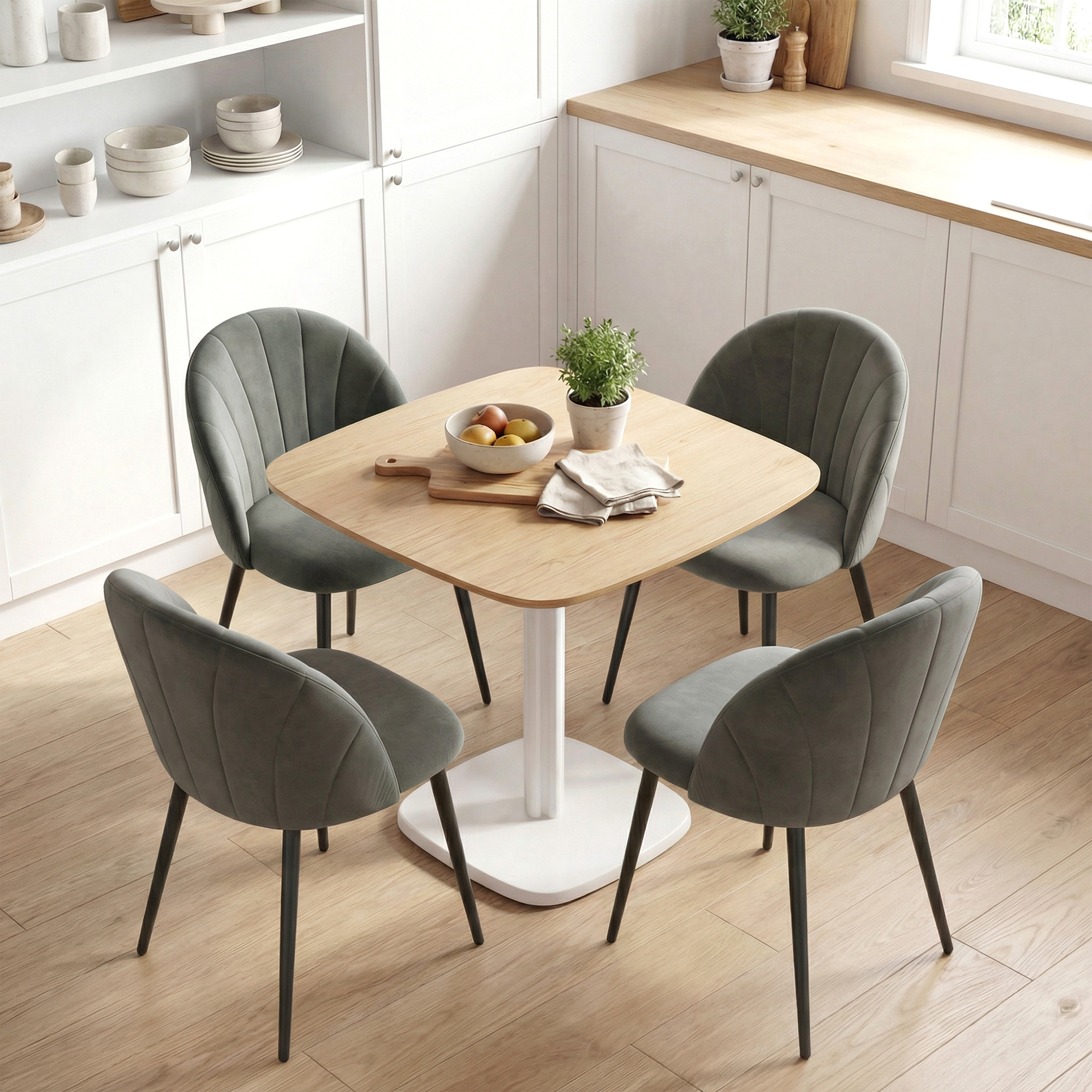 Un tavolo da pranzo in legno con quattro sedie grigie in una cucina luminosa.
