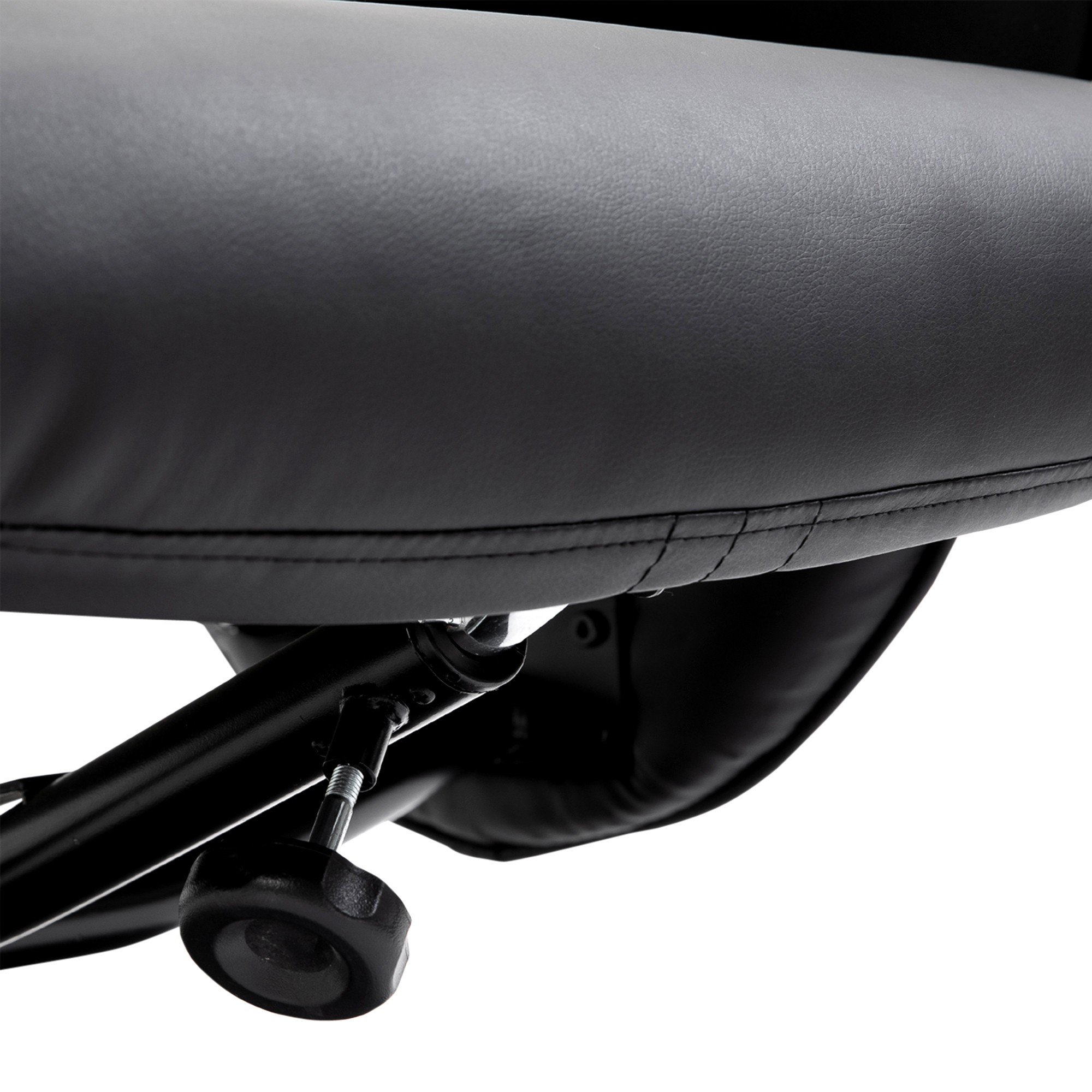 Primo piano di rivestimento in pelle nera su sedia da ufficio, con cuciture e meccanica.