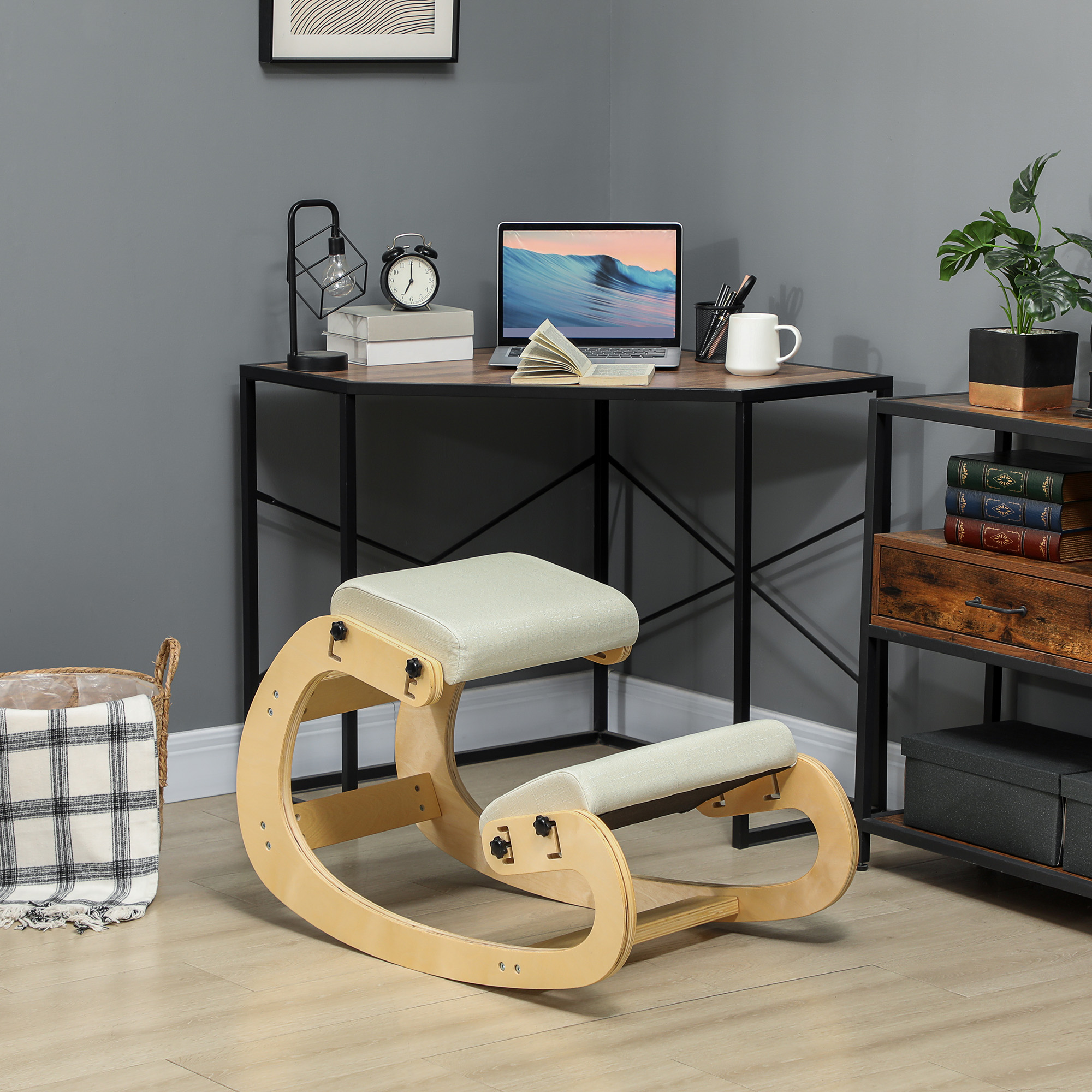 Una sedia inginocchiata con cuscini beige chiaro siede su un pavimento in legno chiaro.