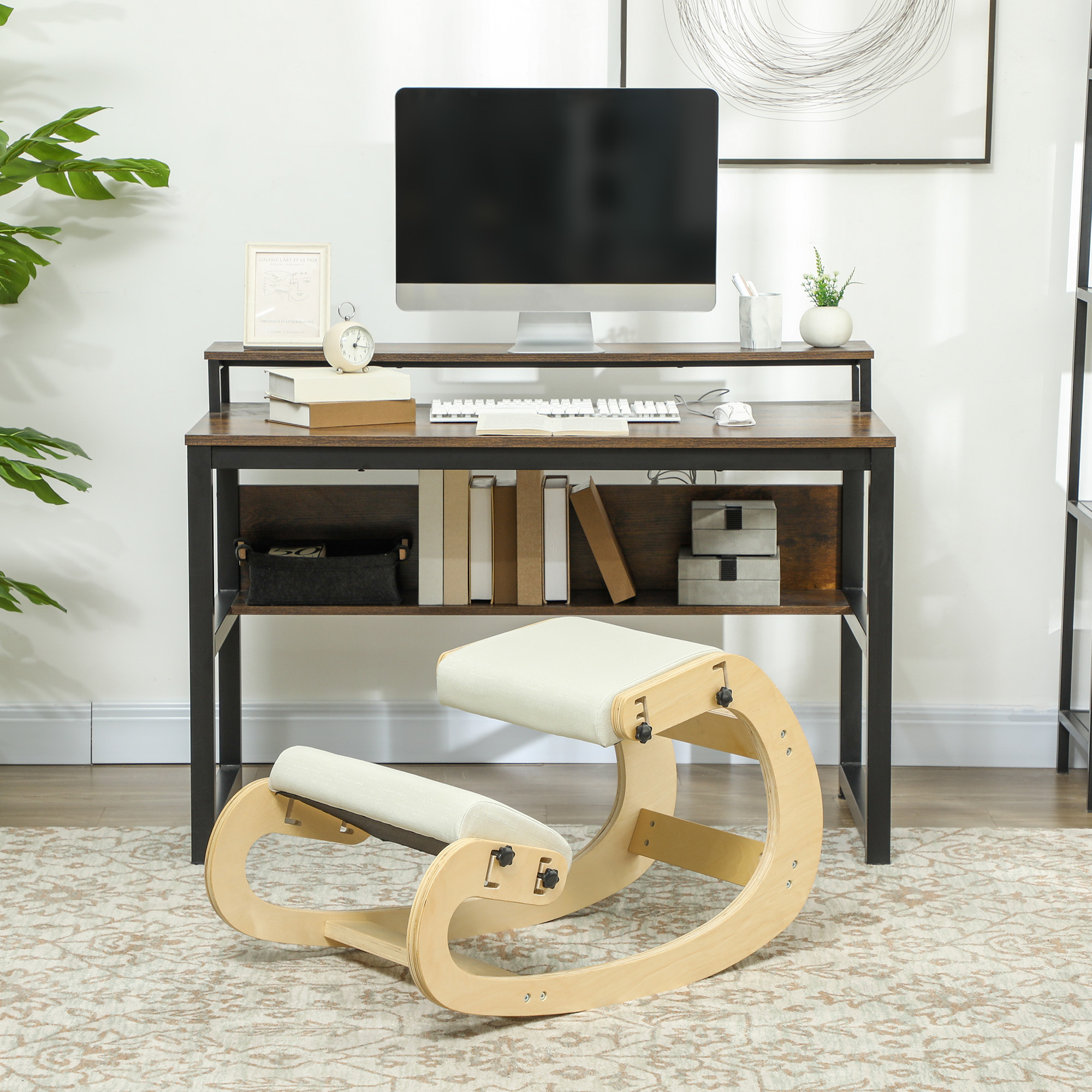 Una sedia ergonomica in ginocchio di legno è di fronte a una scrivania con attrezzatura informatica.