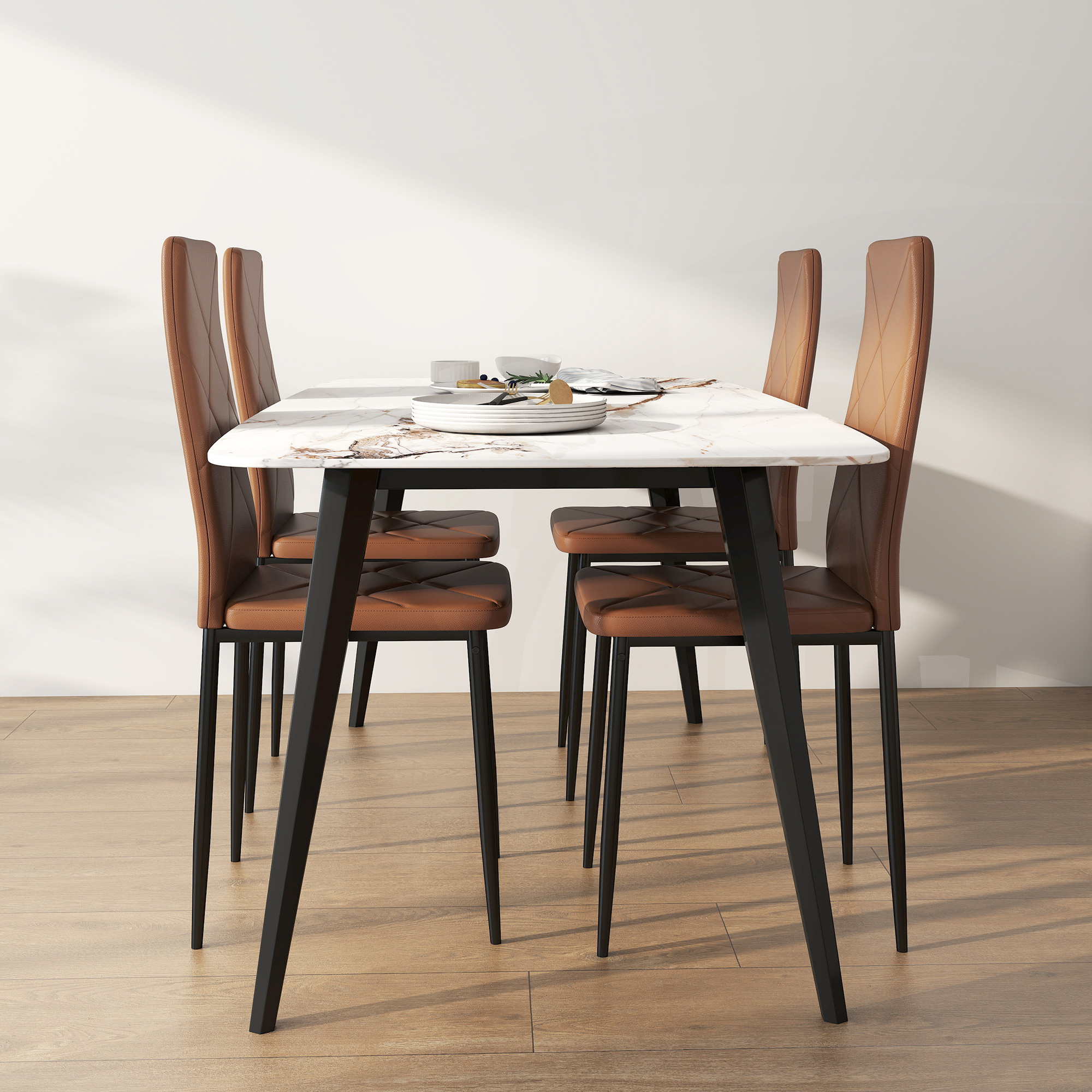 Un tavolo da pranzo con piano in marmo e quattro sedie in pelle marrone.
