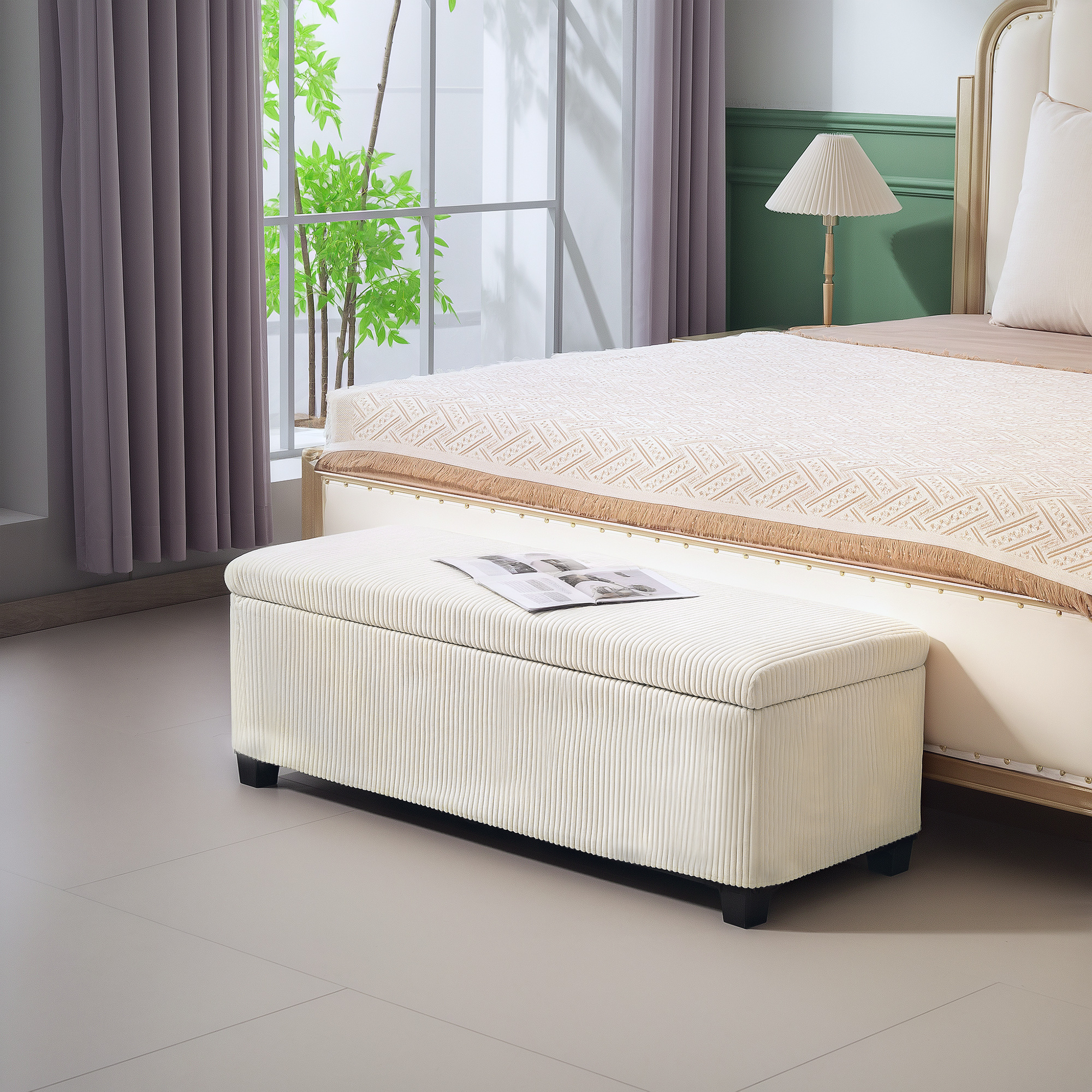 Una panca contenitore color crema dalla texture a coste si trova davanti a un letto.