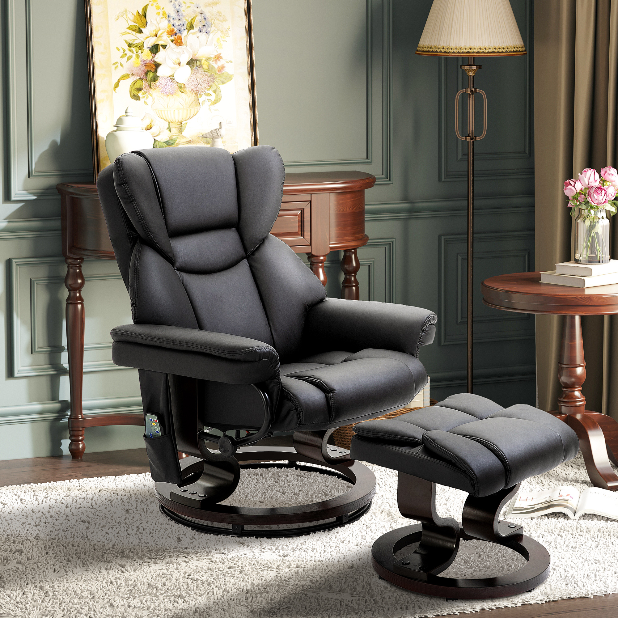 Una poltrona reclinabile in pelle nera con pouf su un tappeto bianco, accanto a un tavolo di legno con fiori.