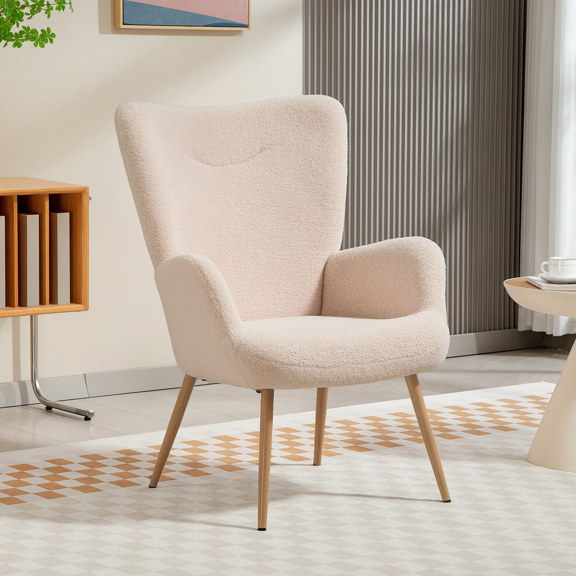 Una poltrona beige in teddy con gambe in legno su un tappeto fantasia.