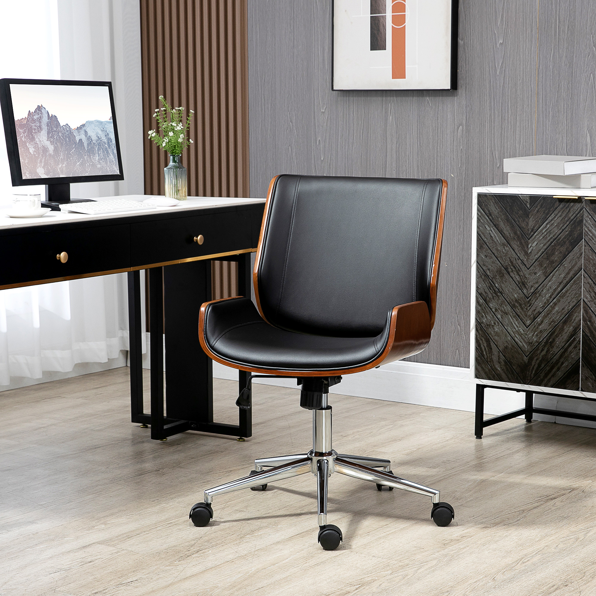 Sedia da ufficio nera con accenti in legno davanti a scrivania e armadio.