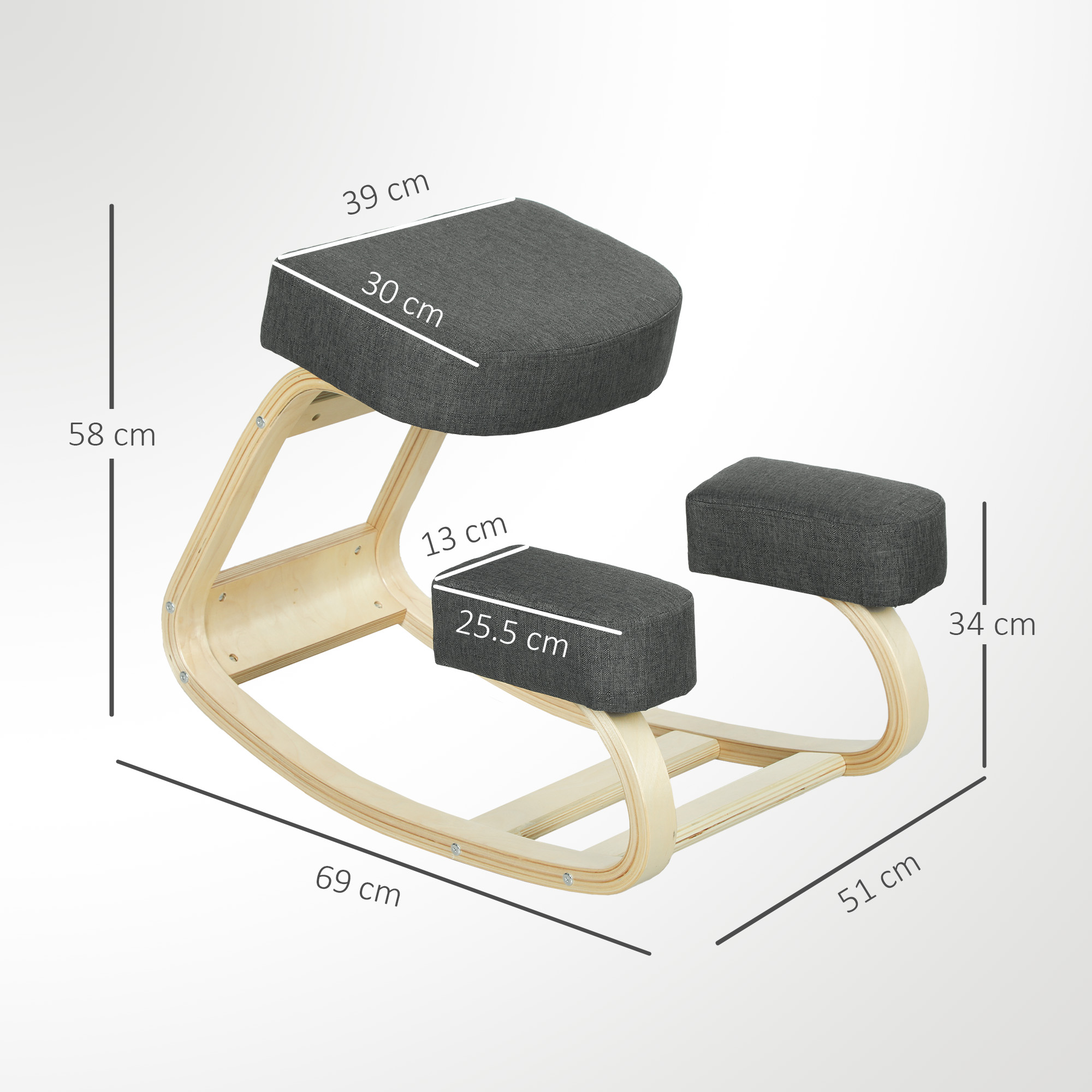 Sedia ergonomica con telaio in legno e cuscini grigi. Dimensioni indicate.