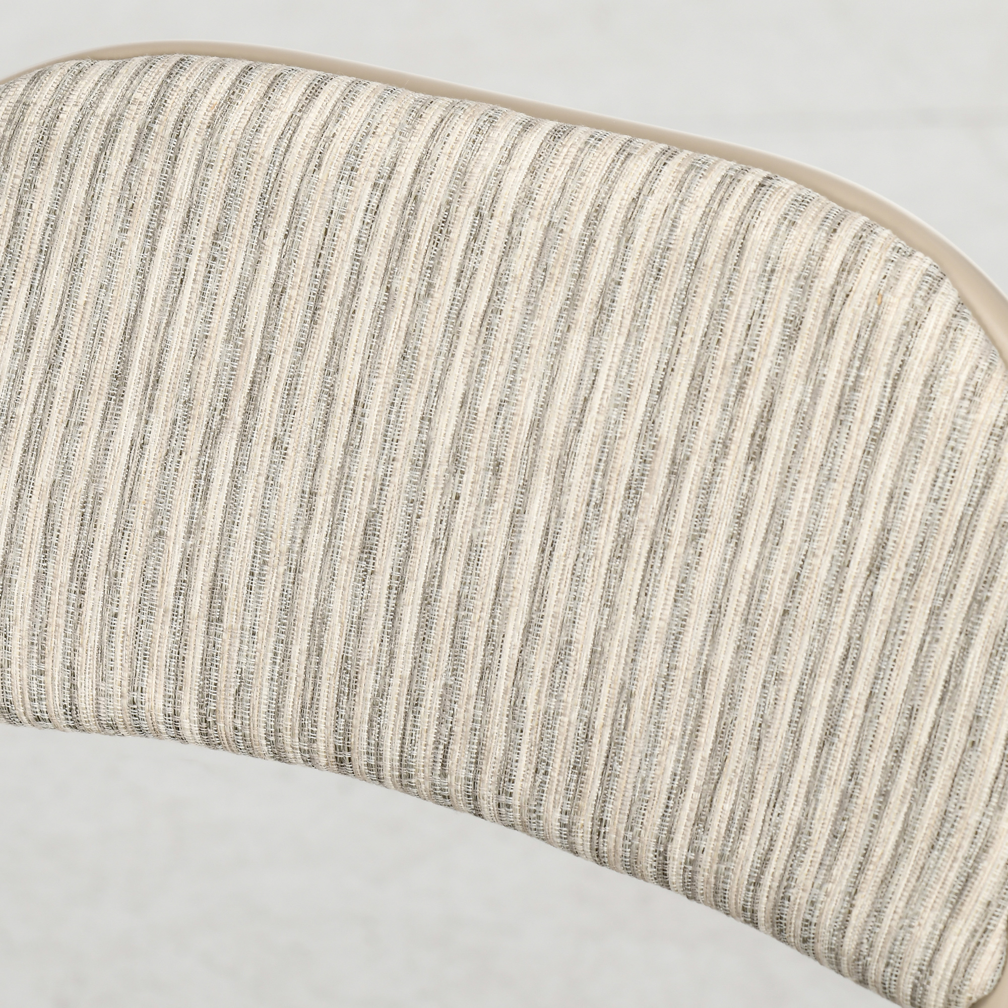 Una sedia con schienale in tessuto beige a righe e cornice chiara.
