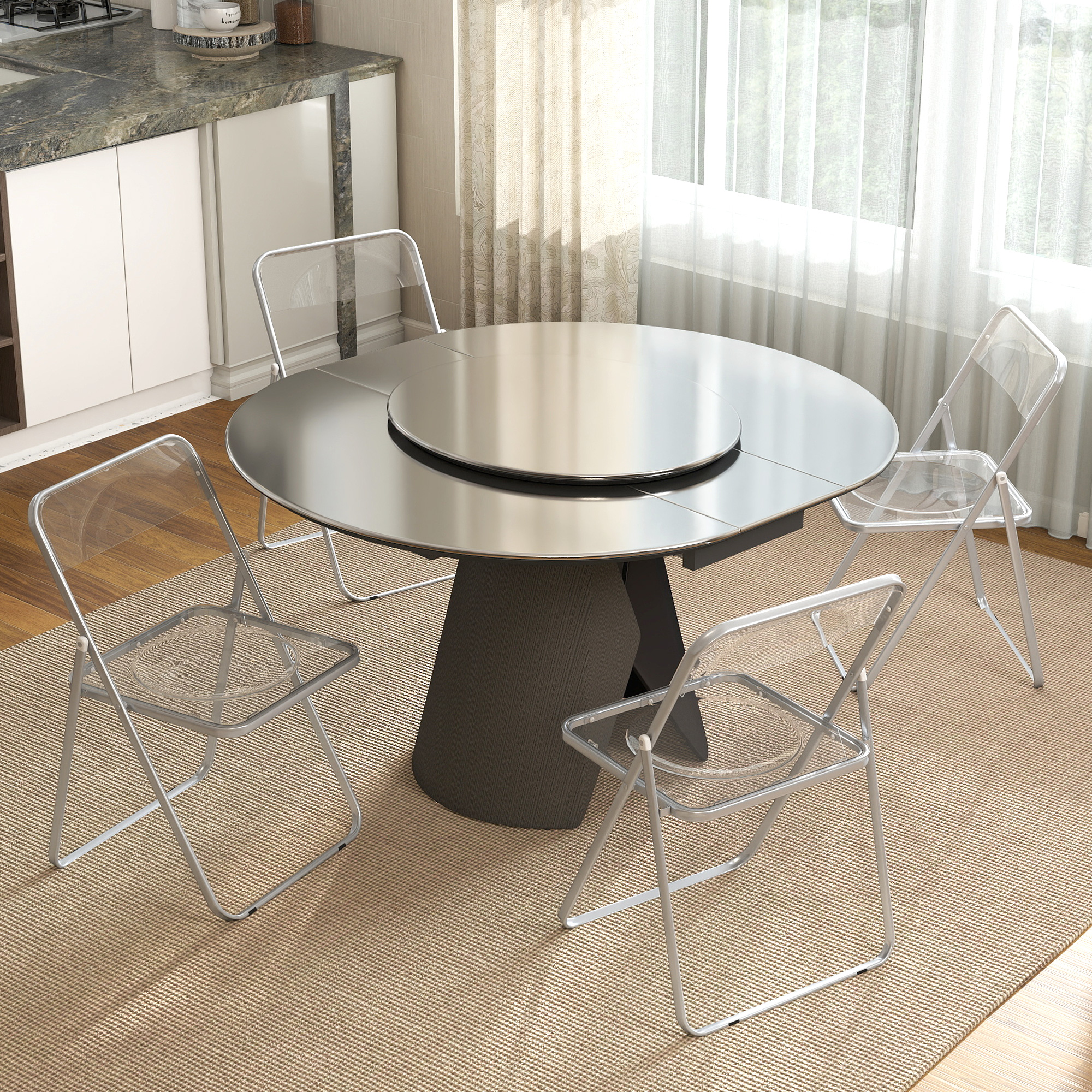 Tavolo da pranzo rotondo con lazy Susan e quattro sedie trasparenti su tappeto beige.