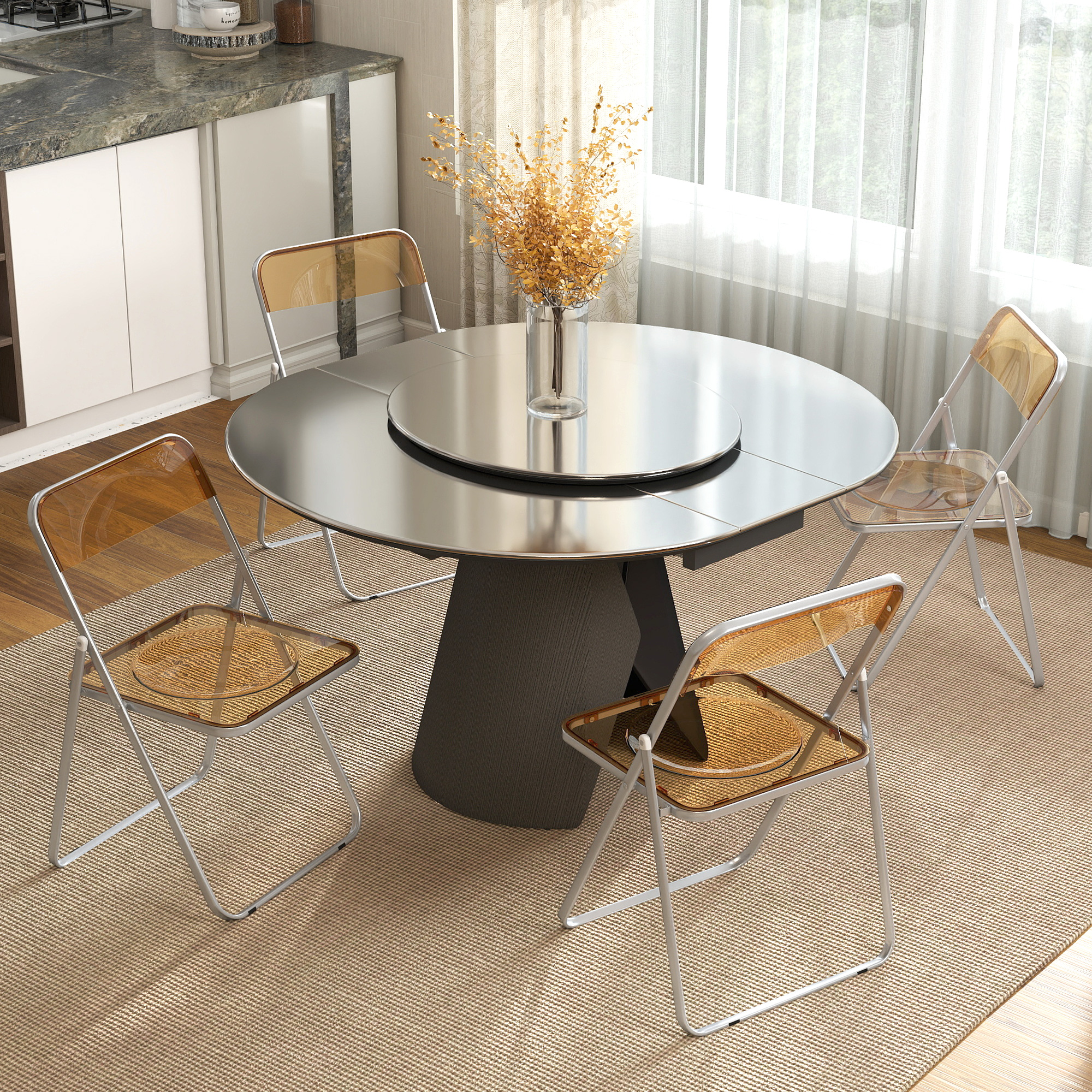 Tavolo da pranzo moderno con quattro sedie trasparenti in una stanza luminosa con tappeto.