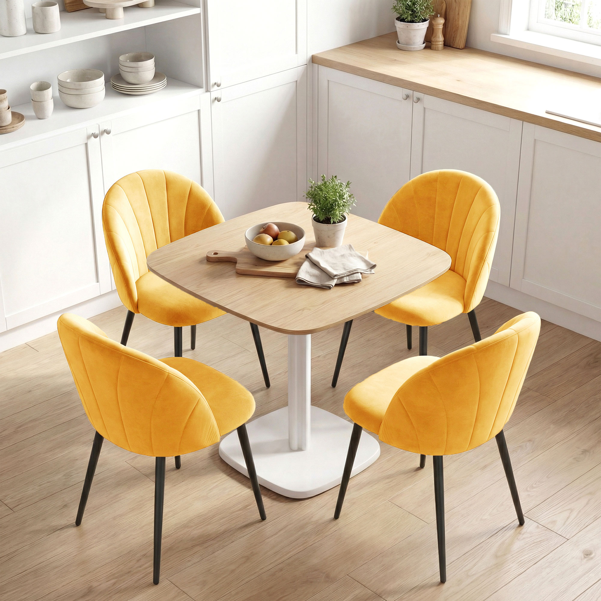Un tavolo da pranzo in legno con quattro sedie gialle in una cucina.