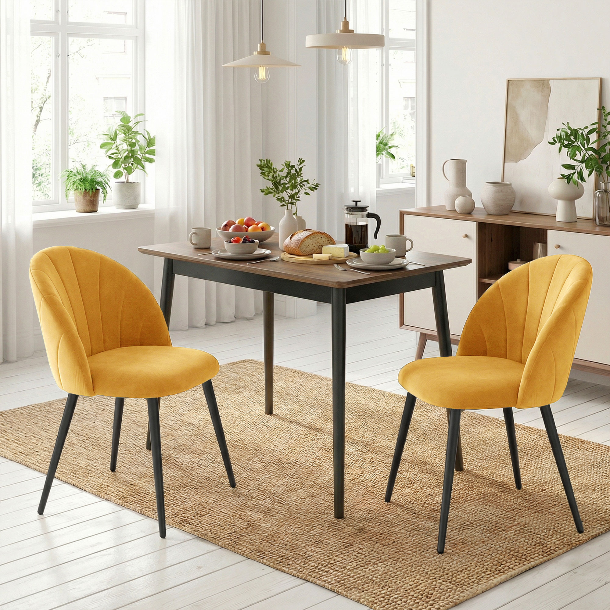 Una zona pranzo con due sedie gialle, un tavolo di legno con cibo e una credenza.