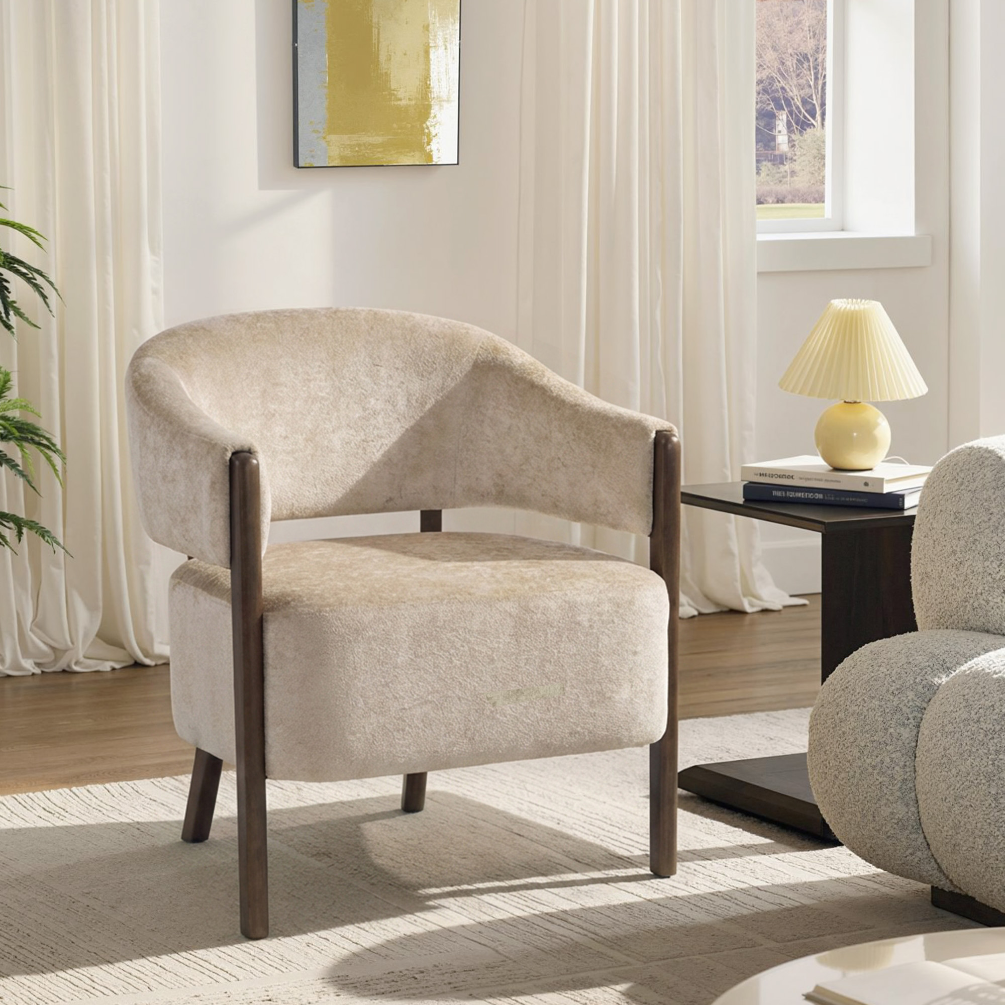 Una poltrona beige con gambe in legno siede su un tappeto davanti a una finestra.