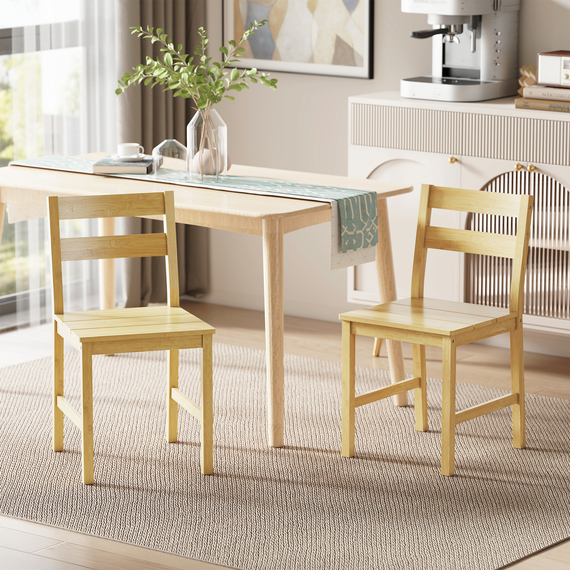 Due sedie di legno su un tappeto davanti a un tavolo da pranzo con macchina da caffè.