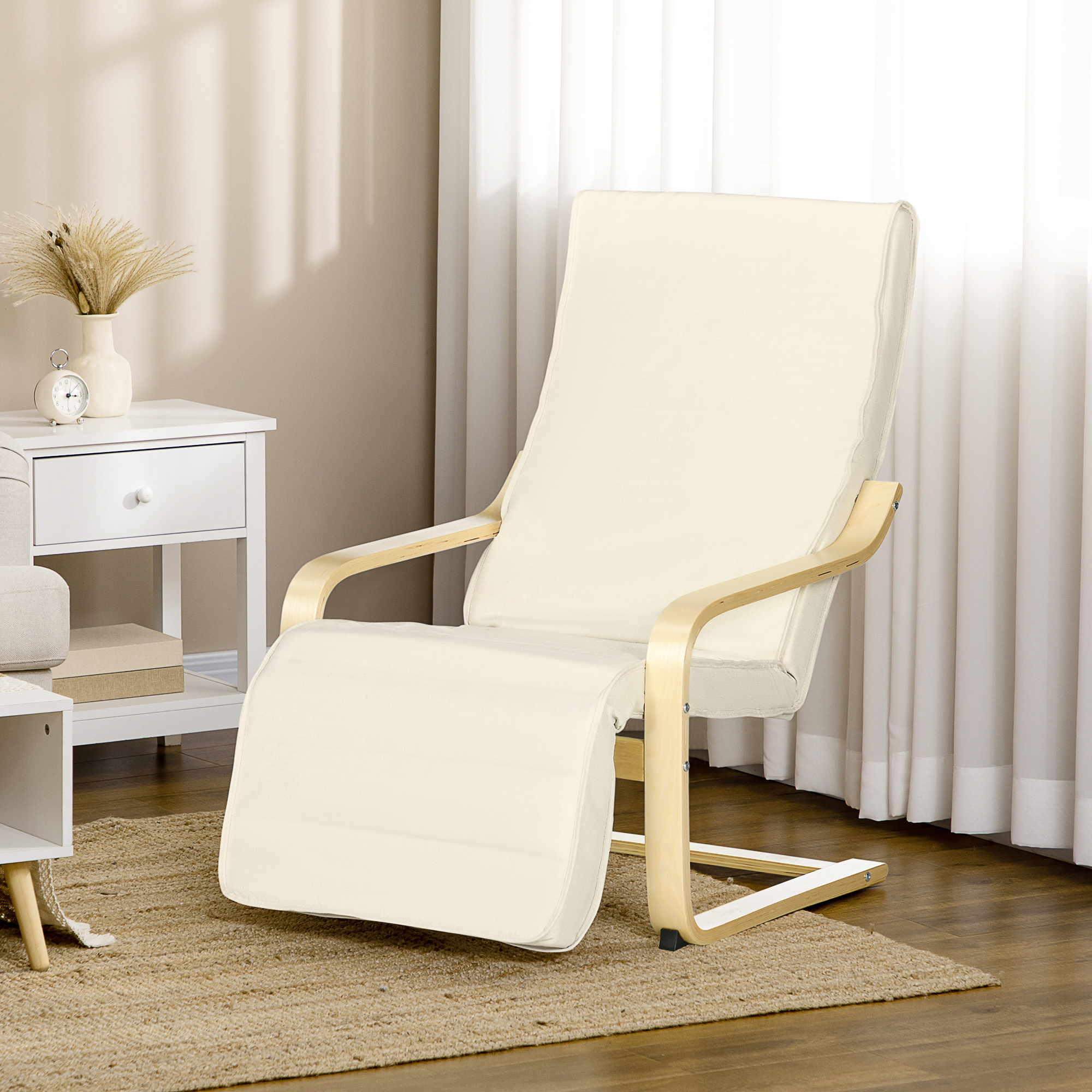 Una poltrona reclinabile color crema con telaio in legno poggia su un tappeto.