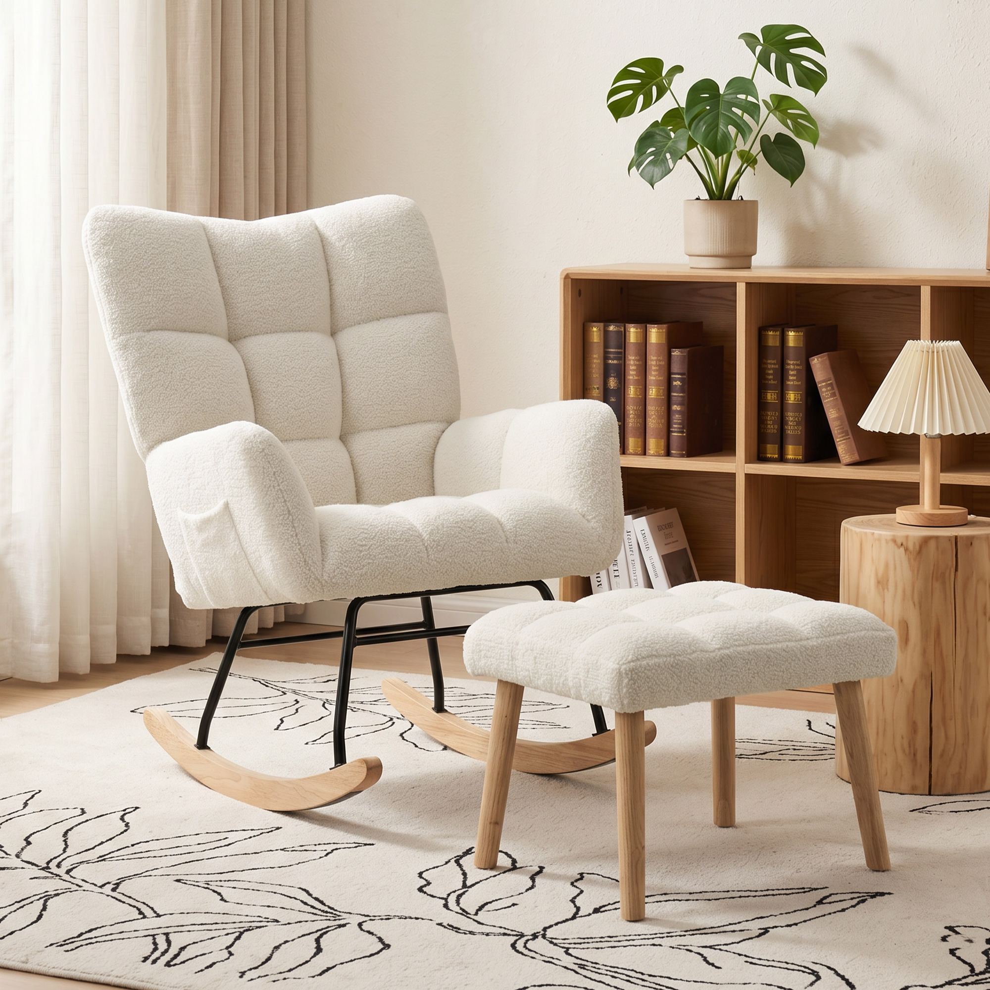 Una poltrona a dondolo e un pouf bianchi e soffici su un tappeto con stampa di foglie nere. Scaffale in legno.