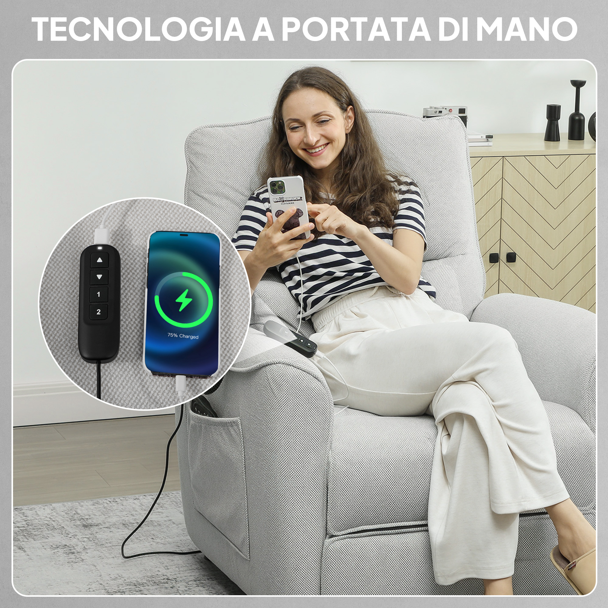 Una donna seduta su una poltrona ricarica il telefono. Un telecomando è accanto.