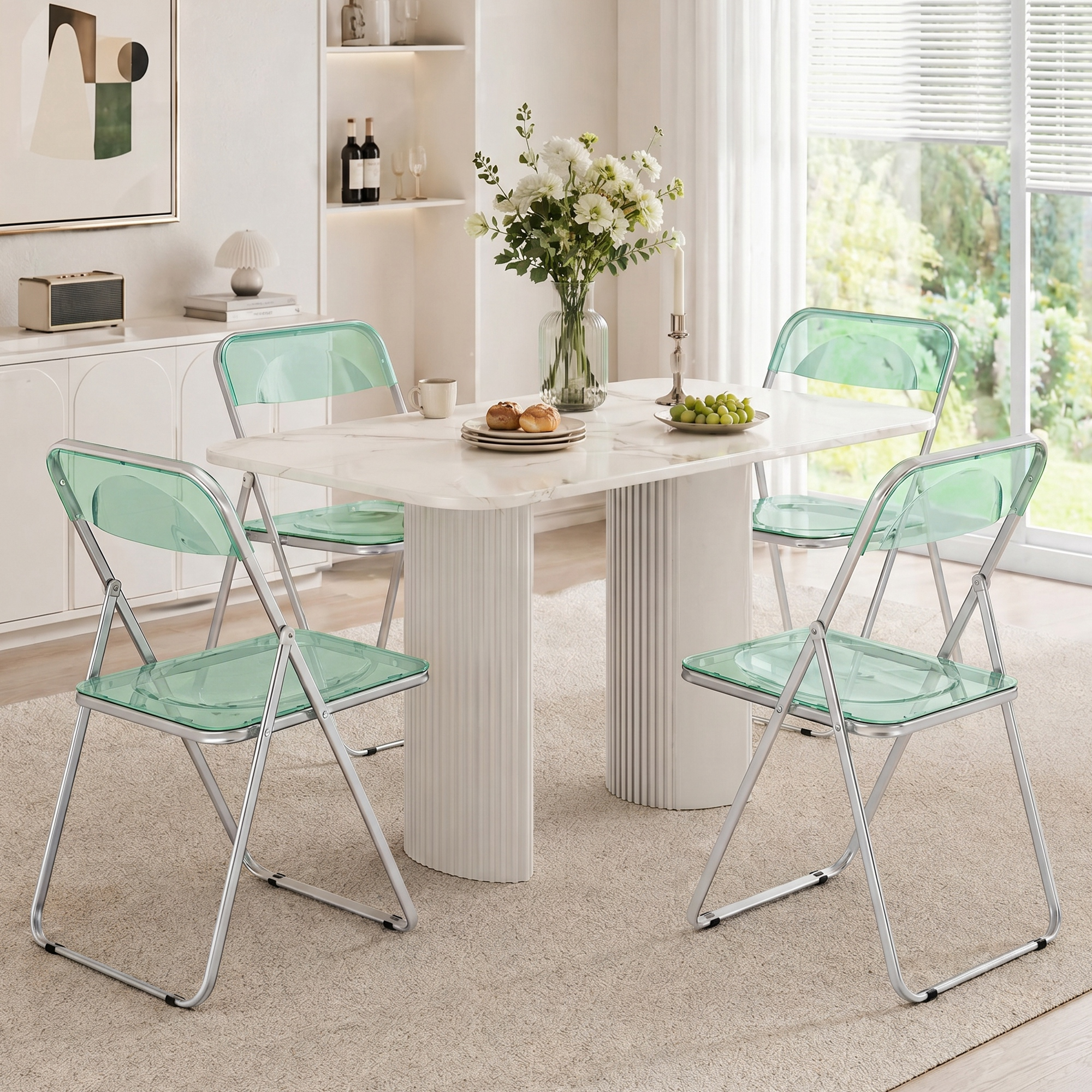 Sala da pranzo moderna con tavolo in marmo, quattro sedie verdi trasparenti e fiori.