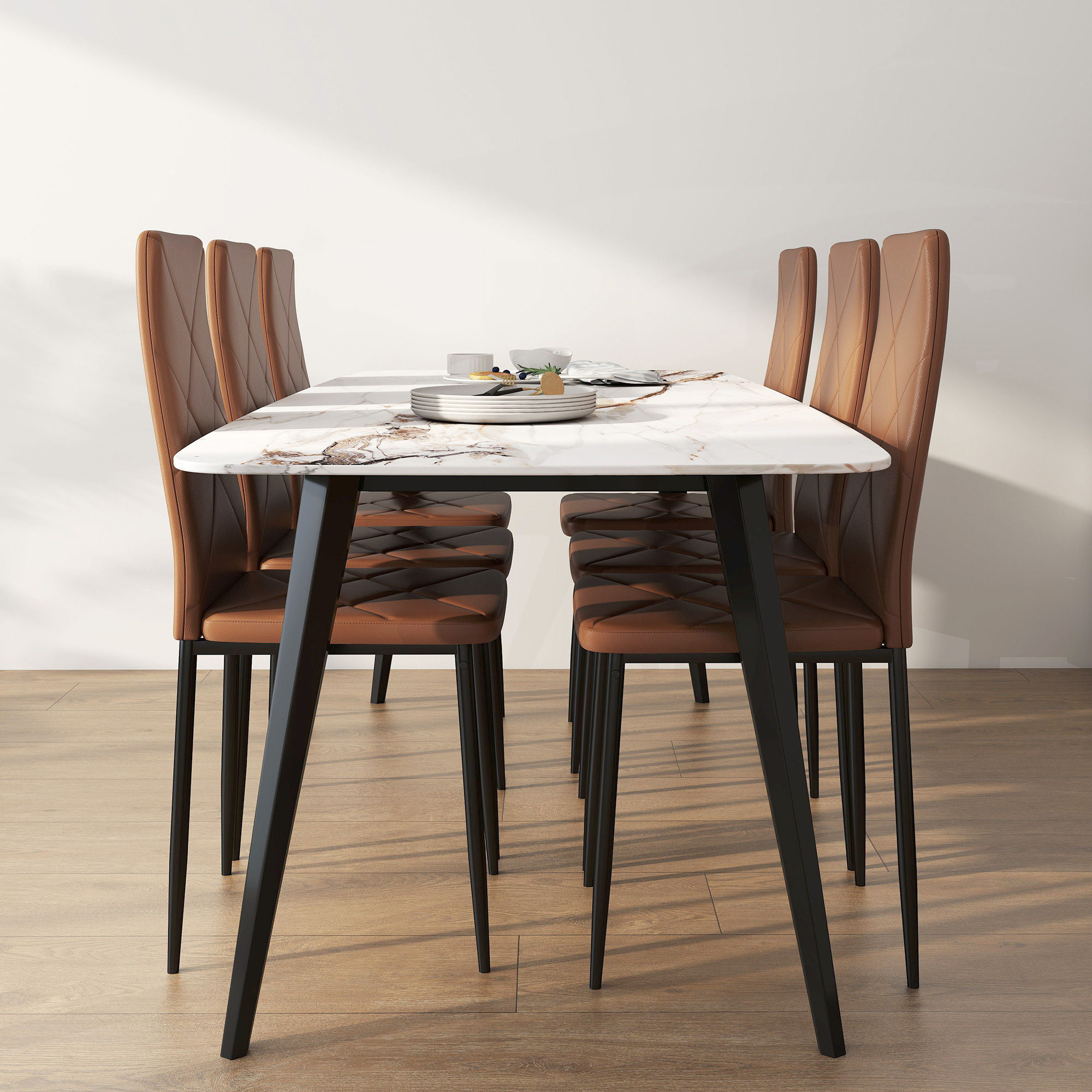 Un tavolo da pranzo con piano in marmo e sei sedie in pelle marrone su pavimento in legno.