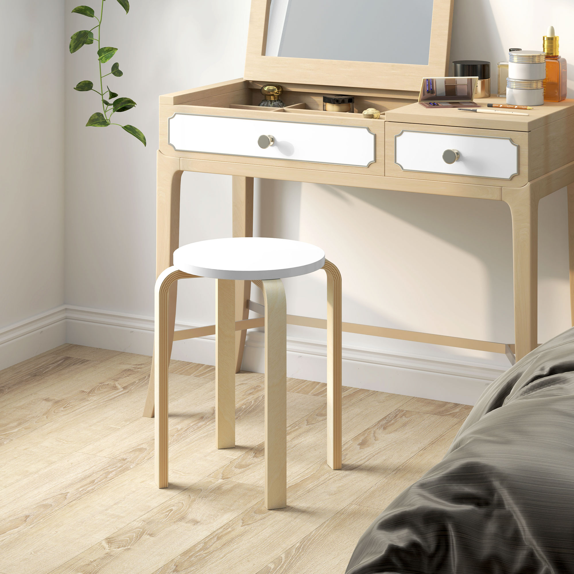 Uno sgabello bianco davanti a un mobiletto con specchio e cosmetici.