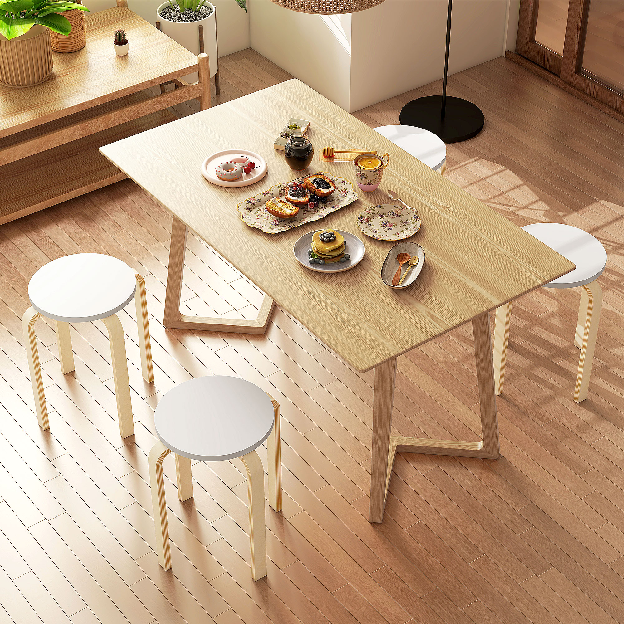 Un tavolo di legno apparecchiato per la colazione con pancake, frutta, ciambella e miele.