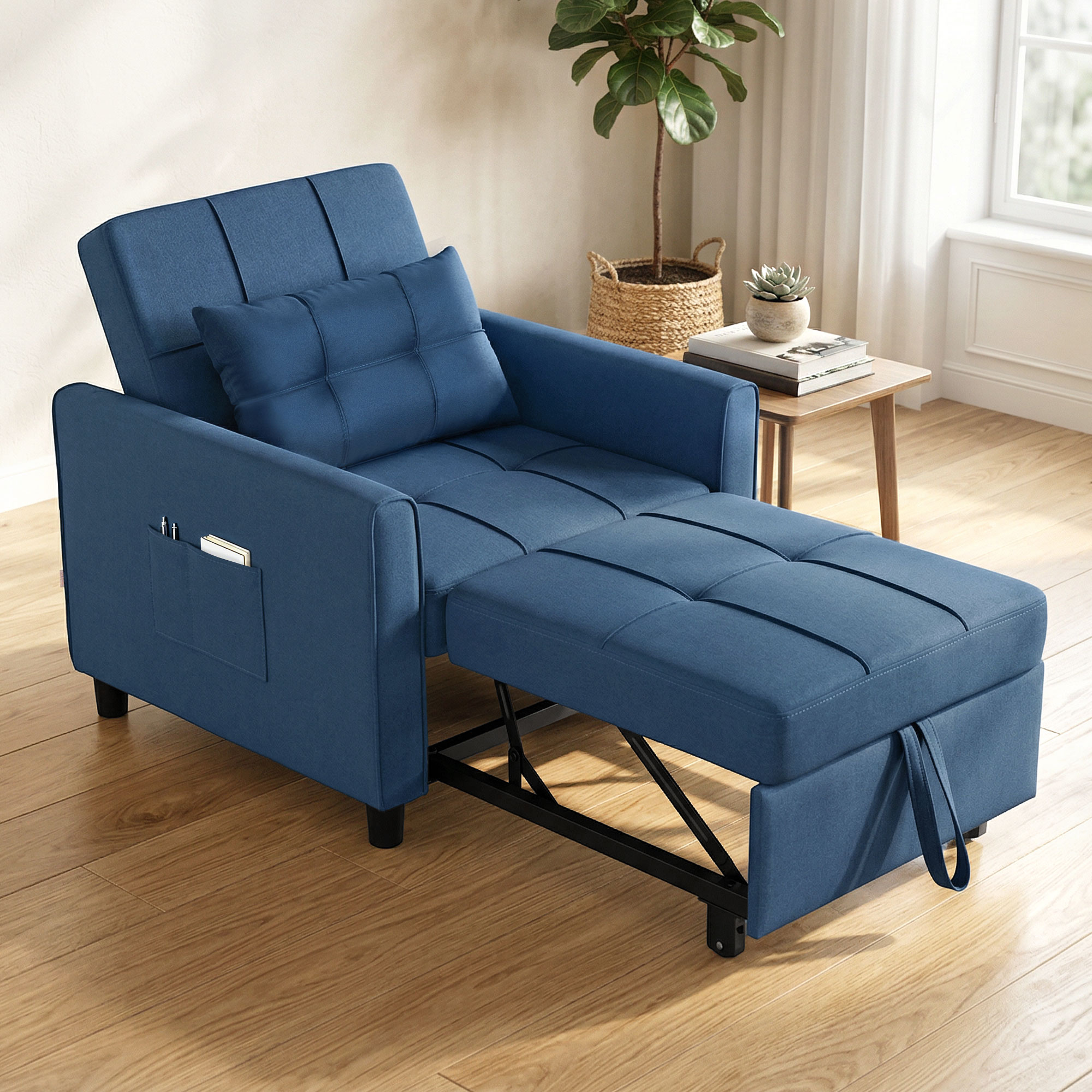 Un divano letto blu è mostrato con il suo ottomano esteso, su pavimento in legno.