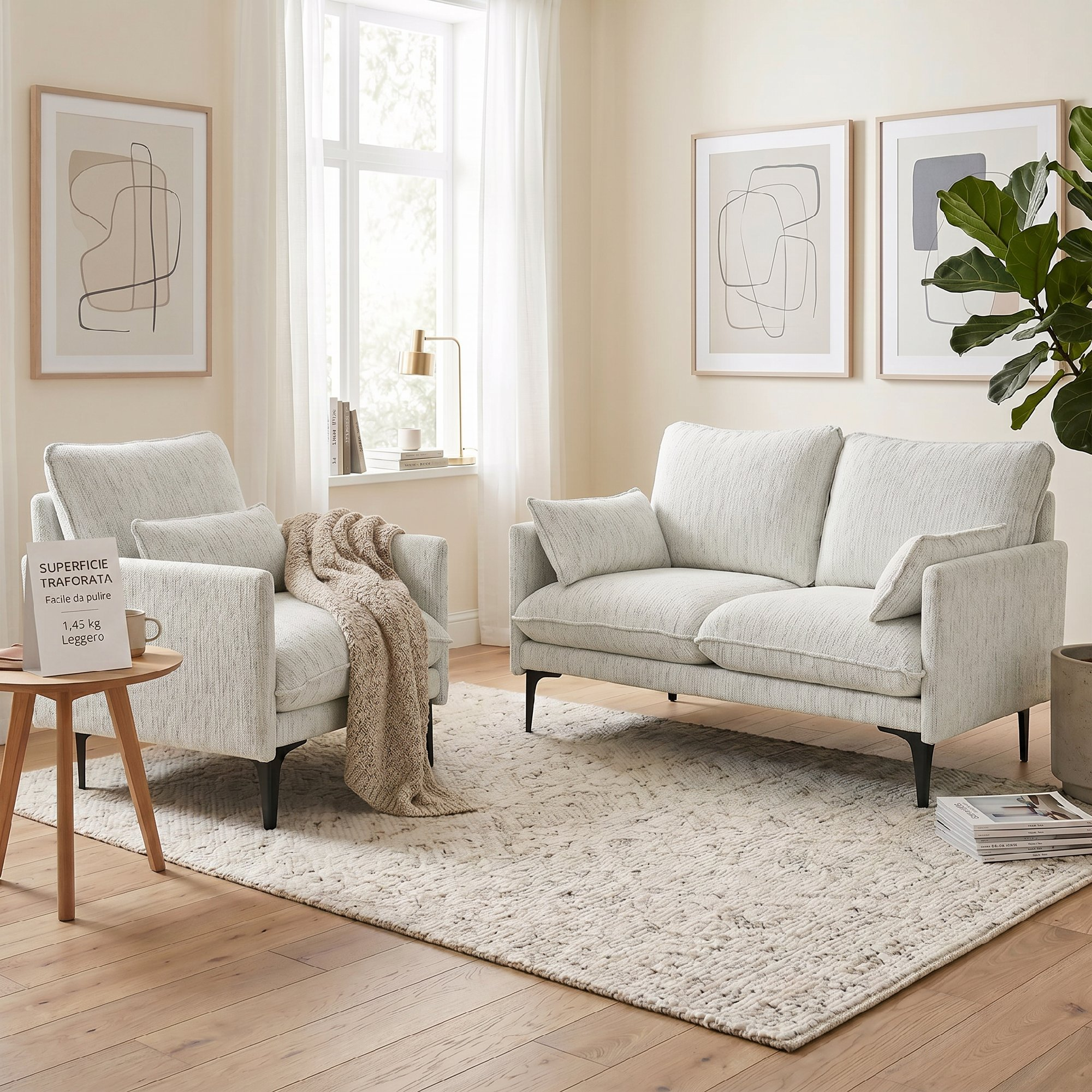 Divano e poltrona grigio chiaro con tappeto beige e pavimento in legno.