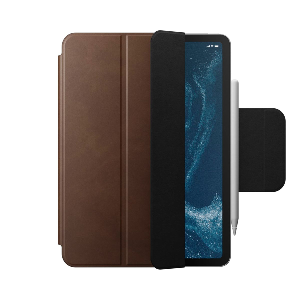 Braune Klapphülle mit schwarzem Deckel, die ein Tablet und einen Stift schützt.