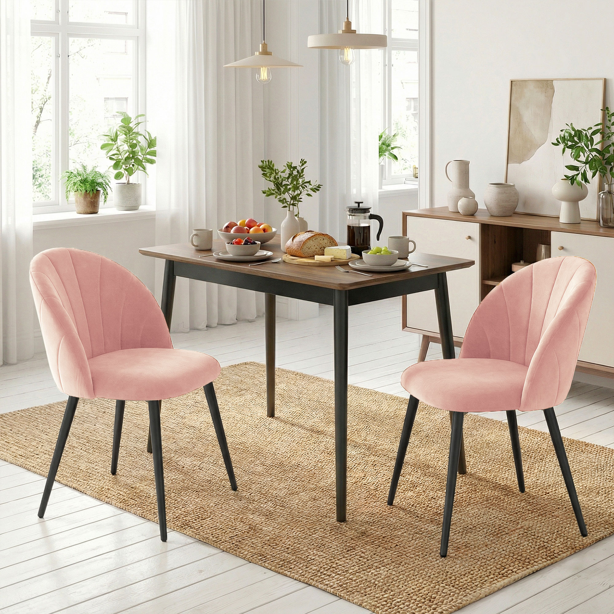 Sedie di velluto rosa a un tavolo da pranzo con frutta, pane e caffè.
