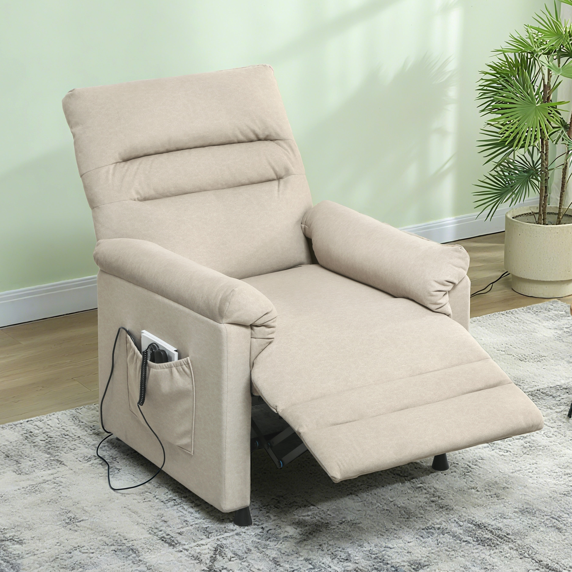 Una poltrona reclinabile beige con poggiapiedi esteso su un tappeto.