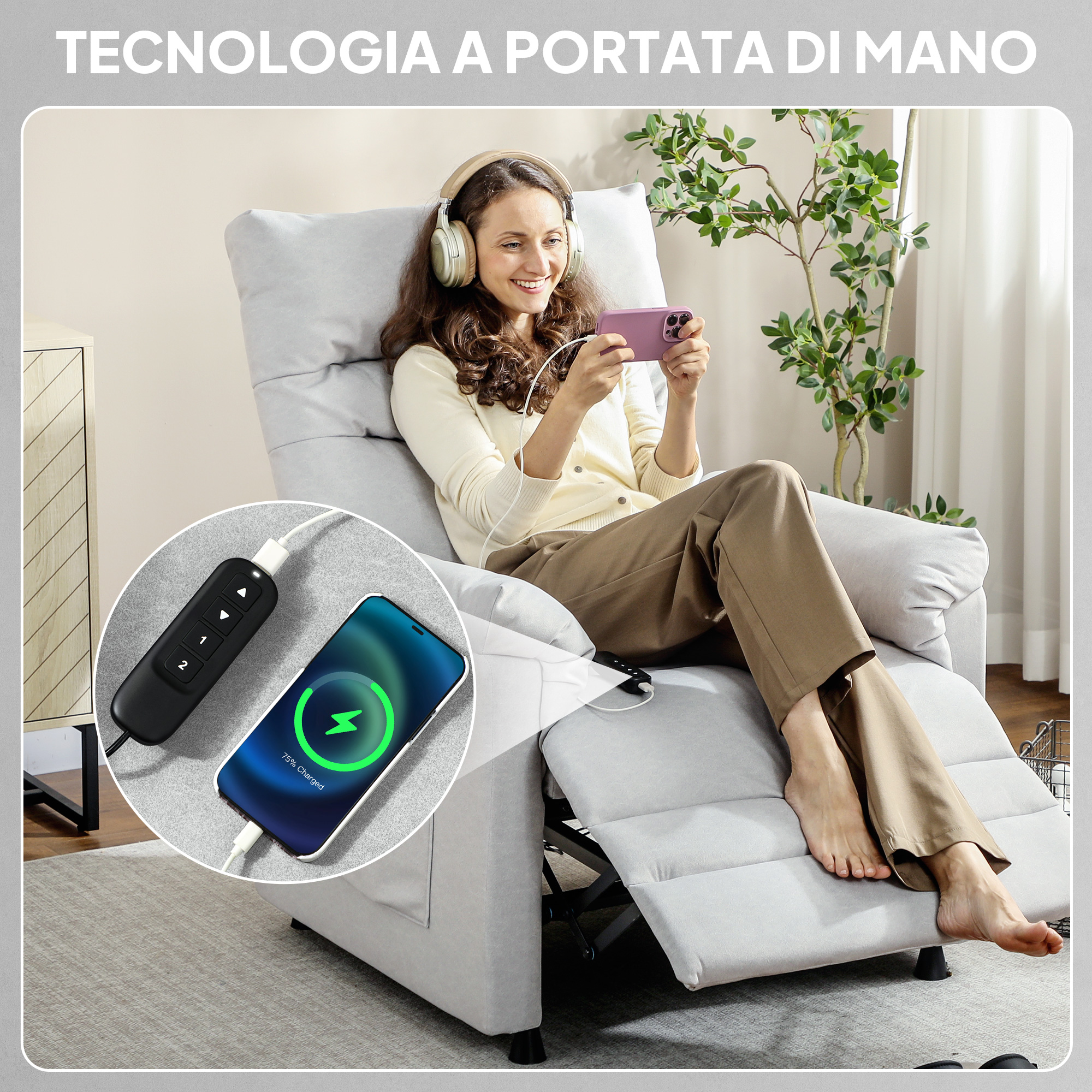 Donna con cuffie seduta su poltrona, gioca al telefono. Primo piano del cavo di ricarica.
