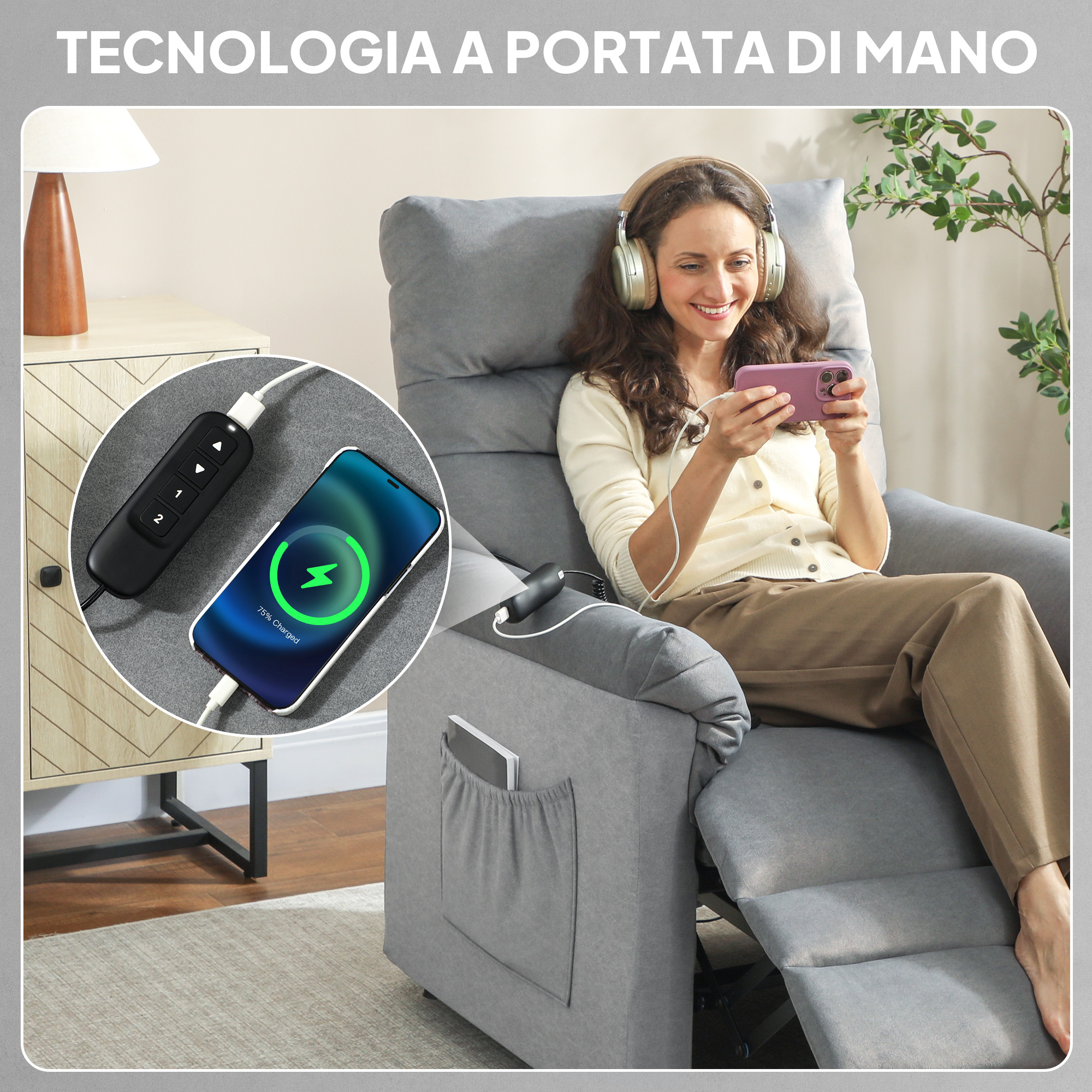 Una donna con cuffie siede su una poltrona, guarda il suo telefono. Un cavo di ricarica è collegato.