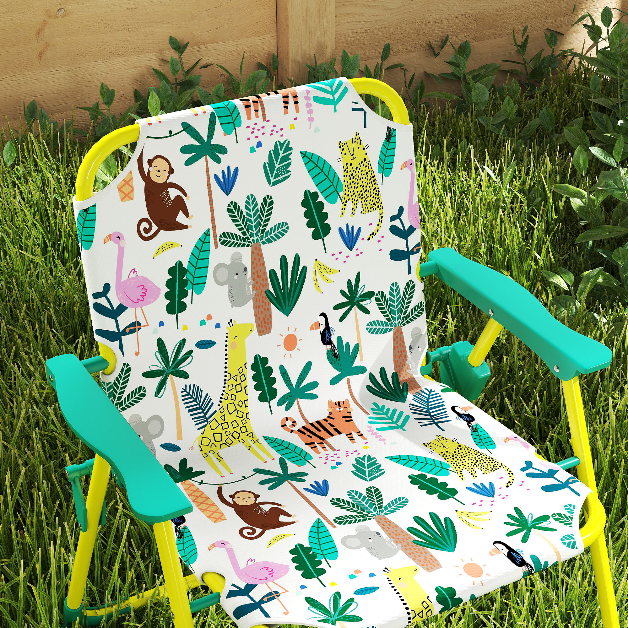 Una sedia colorata per bambini con animali della giungla e palme, sull'erba.