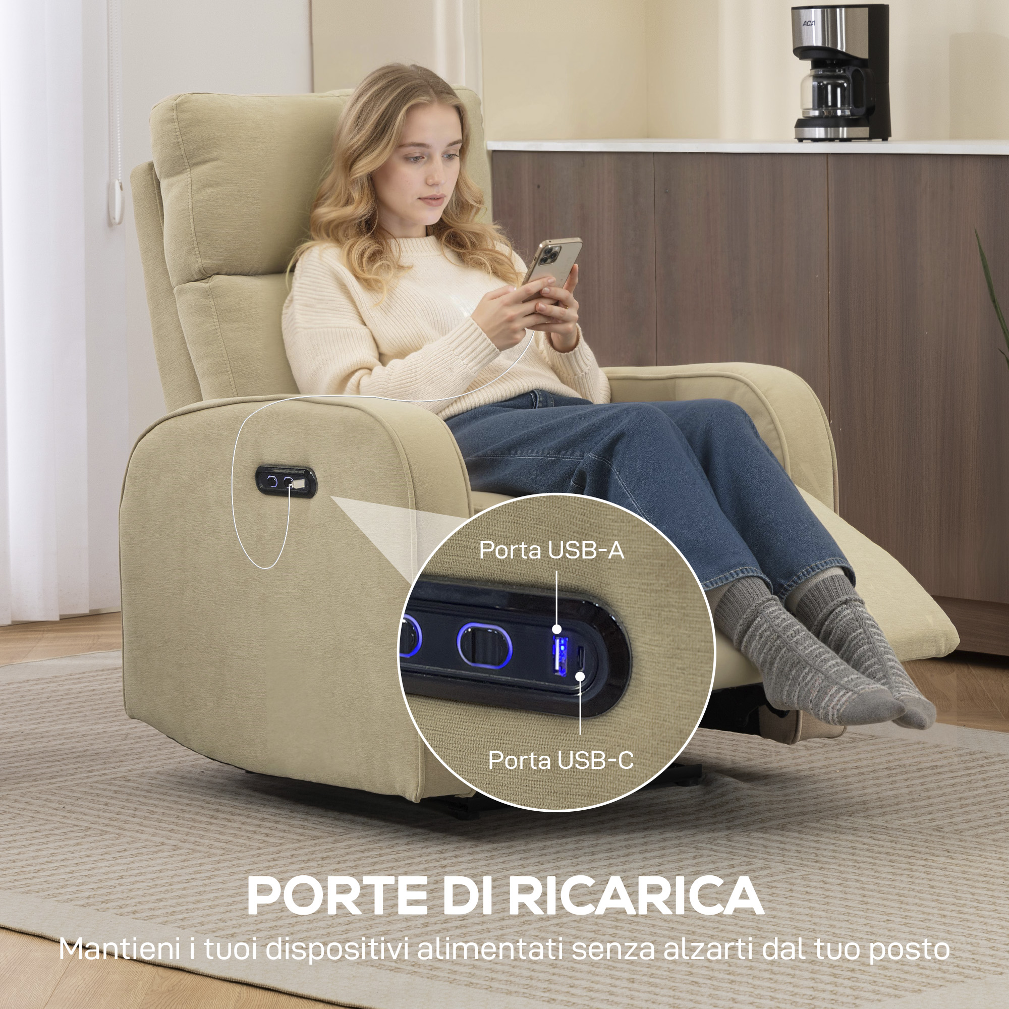 Donna seduta su poltrona beige usa telefono. Porte di ricarica visibili.
