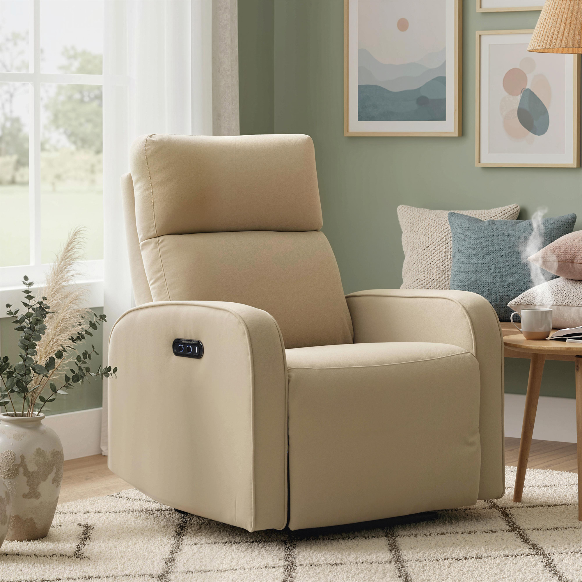 Una poltrona reclinabile beige vicino a una finestra con tende e un tavolino.