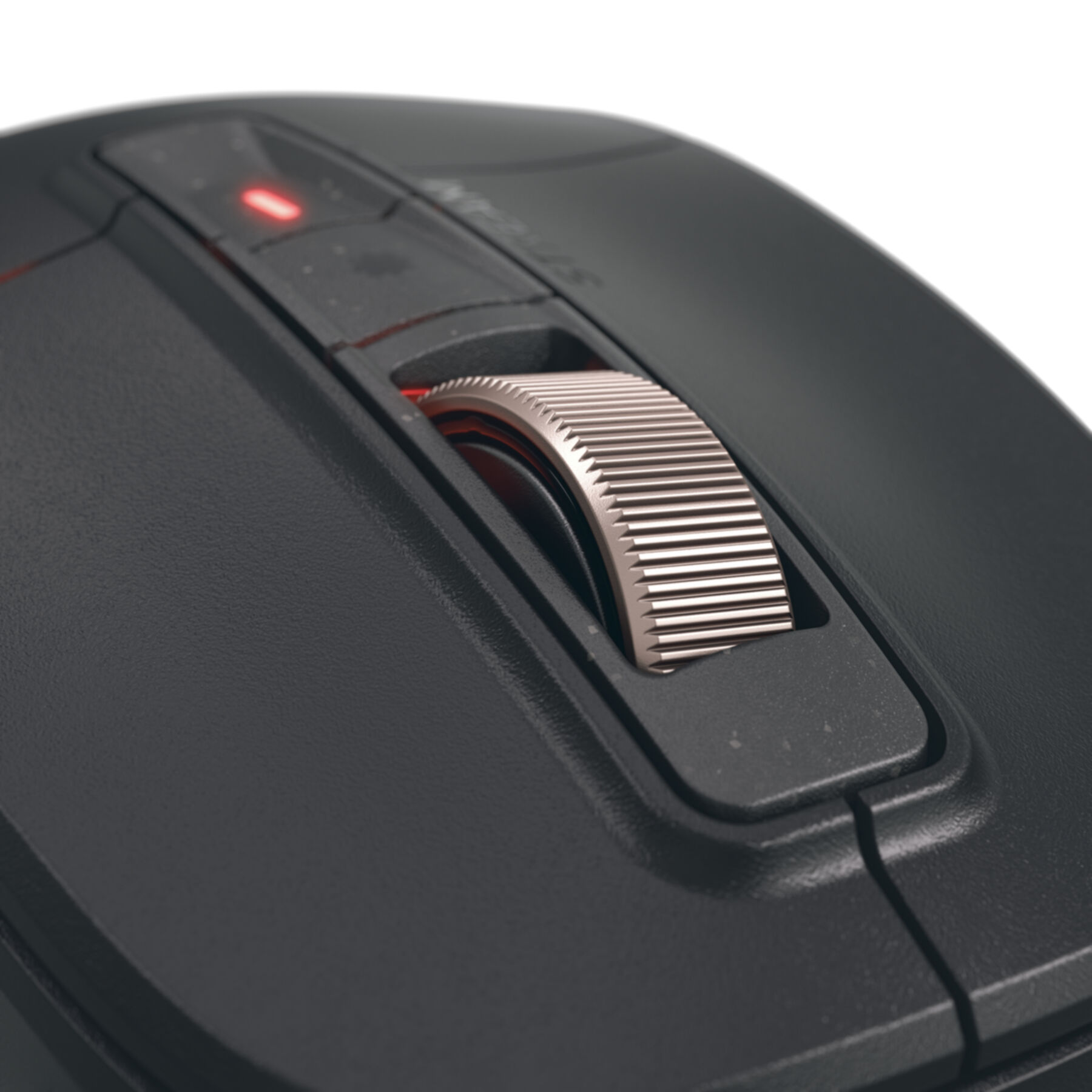 Primo piano di un mouse per computer nero con rotella di scorrimento argentata e luce rossa.