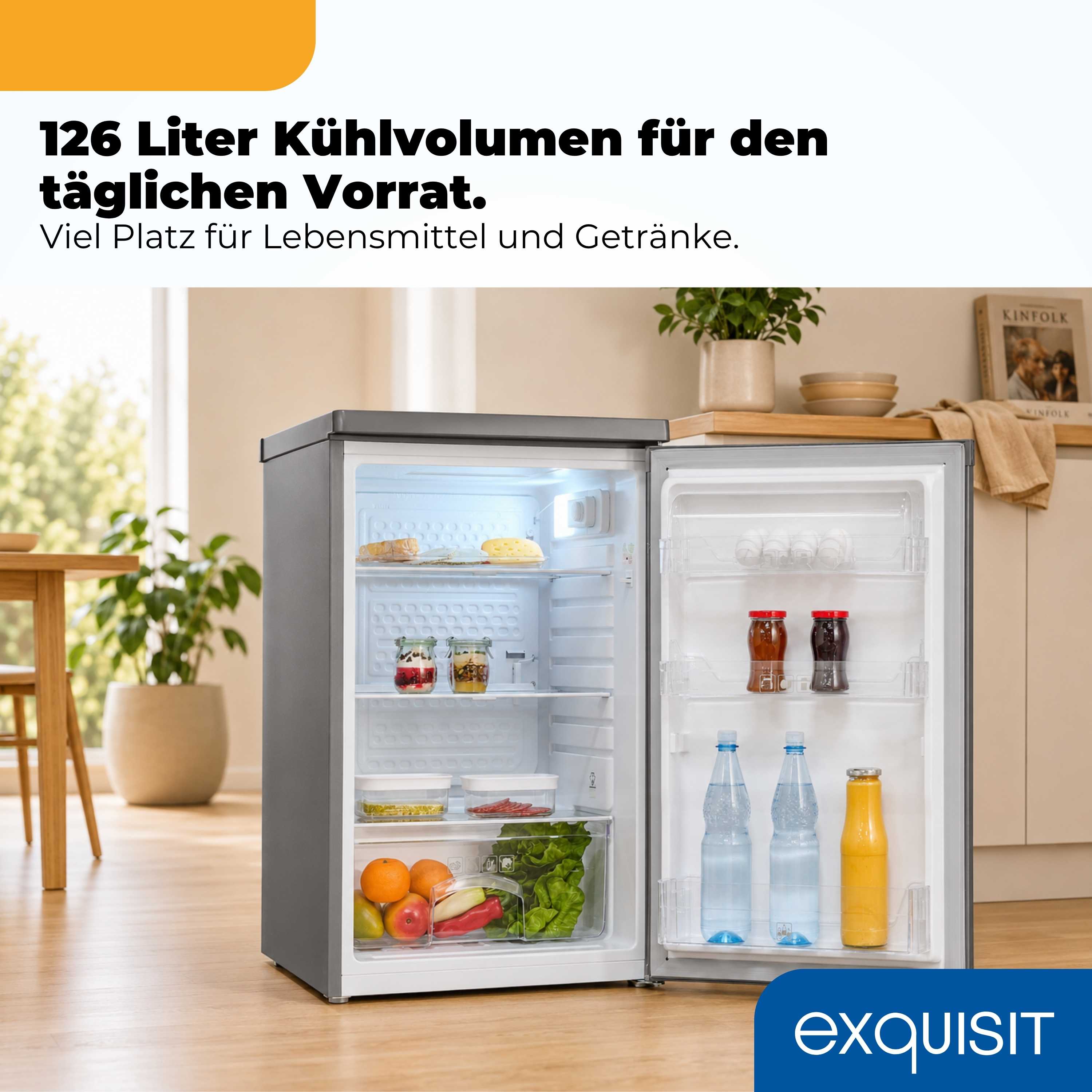 Ein offener Kühlschrank mit Lebensmitteln und Getränken gefüllt.